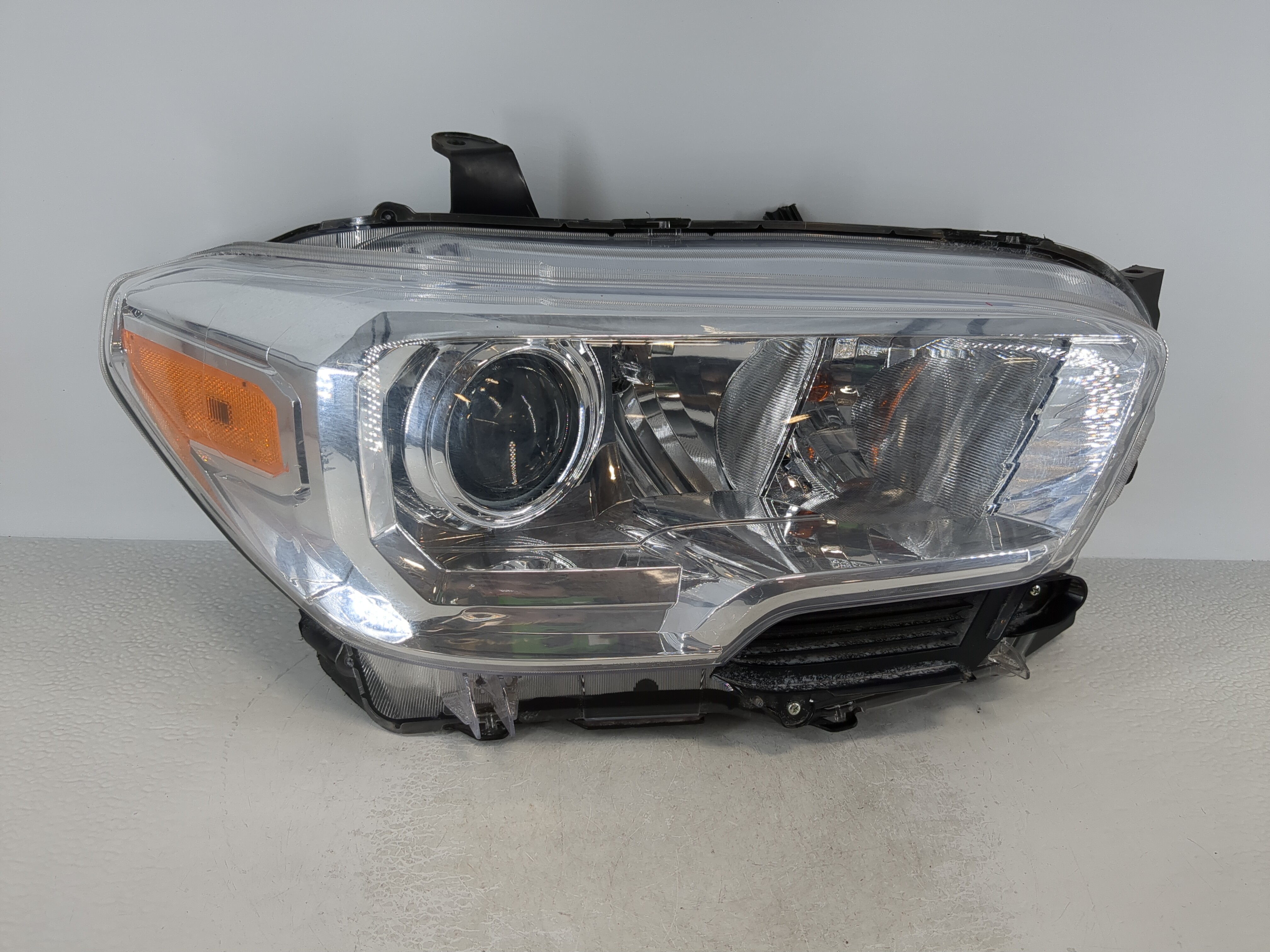 Picture of 2016-2022 Toyota Tacoma Passenger Right Oem Head Light Headlight Lamp 1104534