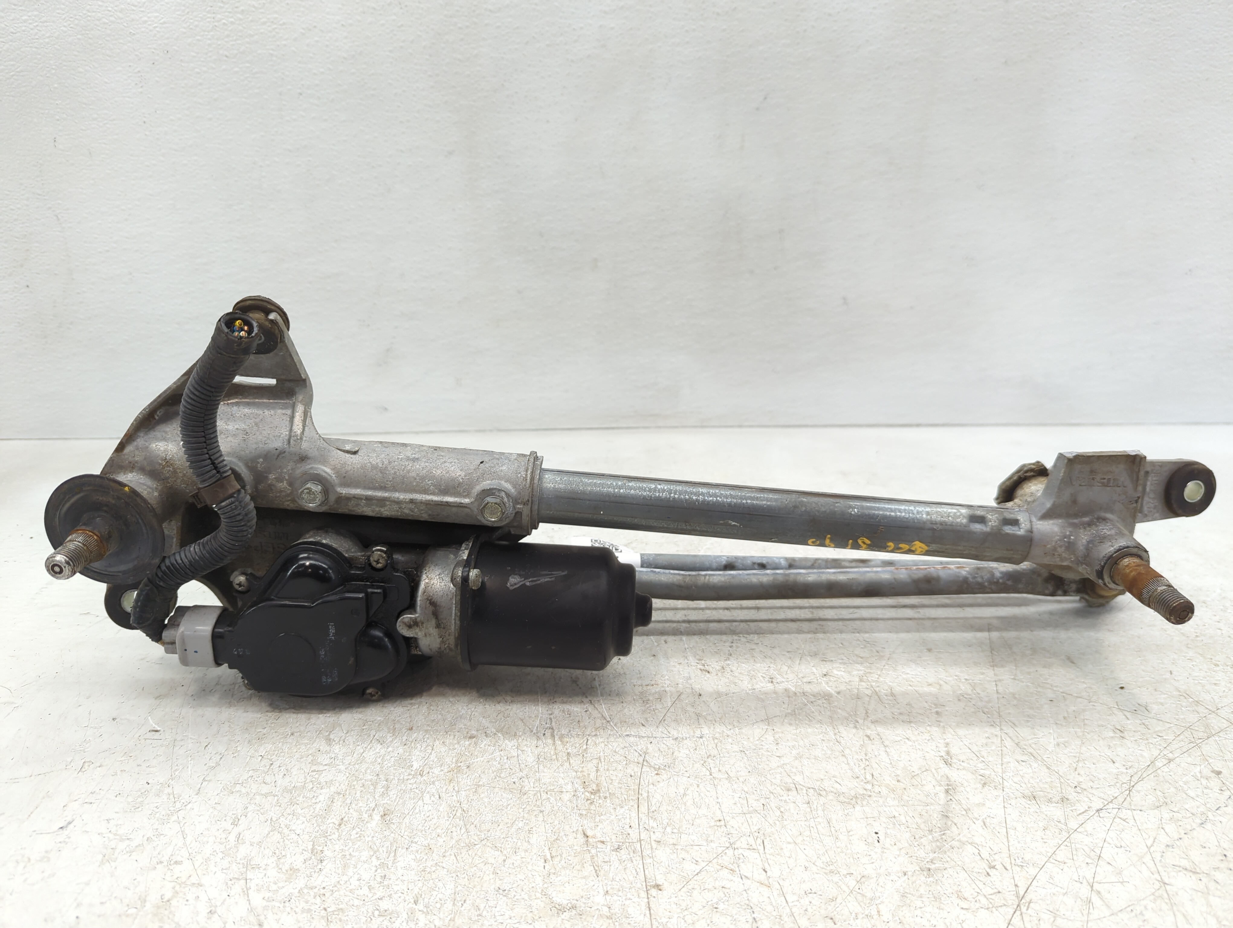 Picture of 2004 Acura Tl Windshield Wiper Transmission Linkage Arm Assembly And Motor 1104641