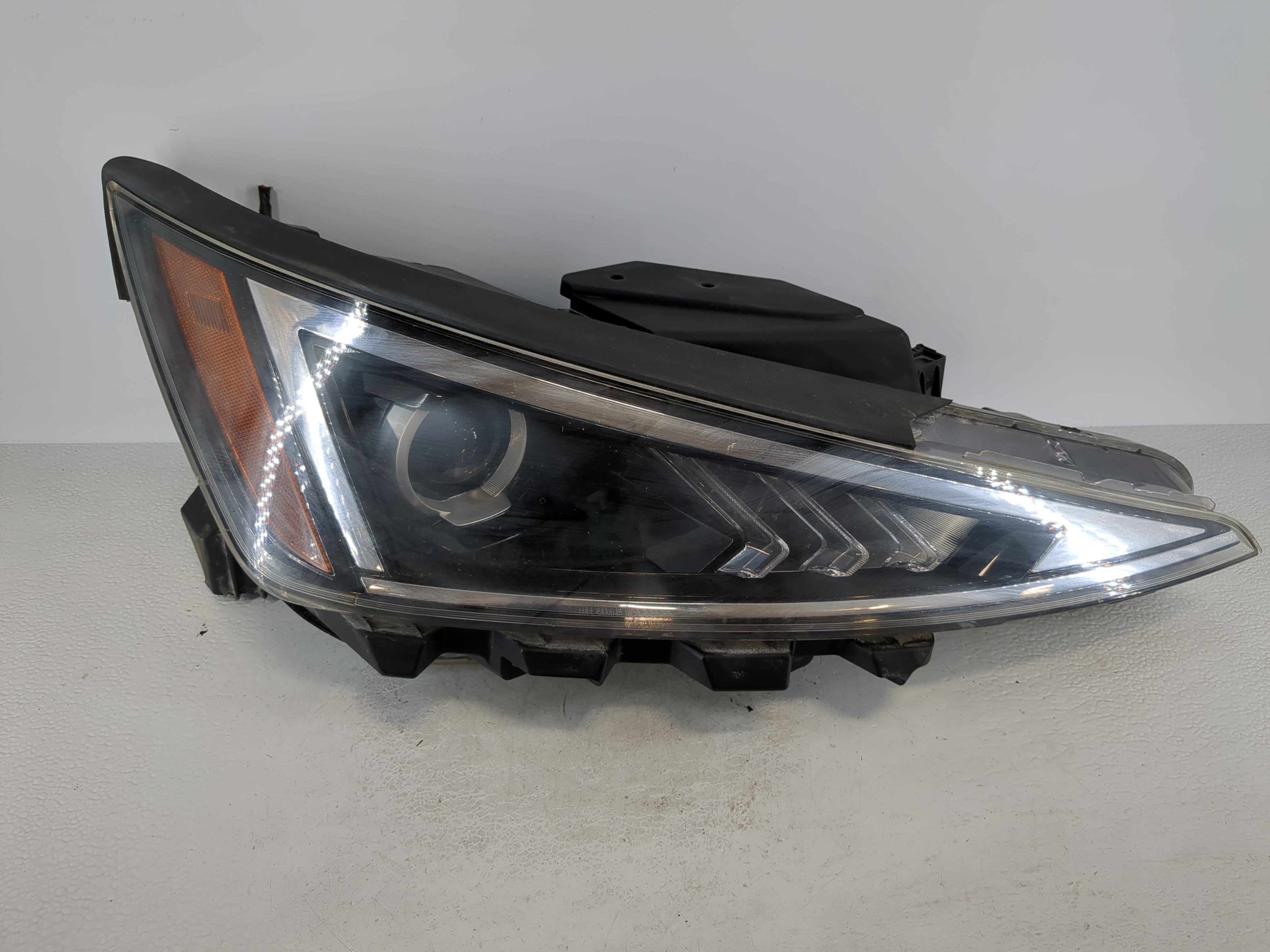 Picture of 2019-2020 Hyundai Elantra Passenger Right Oem Head Light Headlight Lamp 1104643