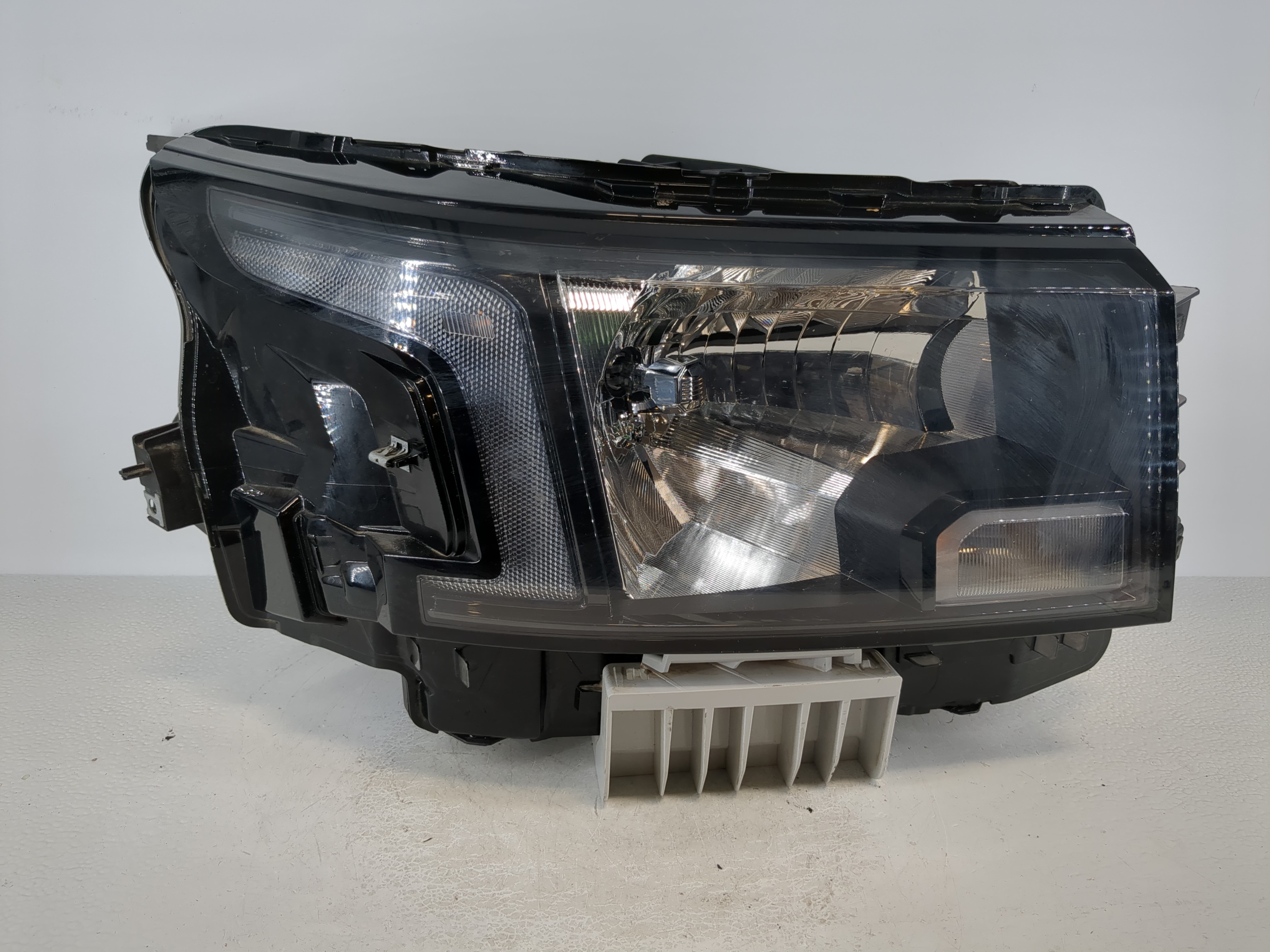 Picture of 2023 Nissan Frontier Passenger Right Oem Head Light Headlight Lamp 1104644