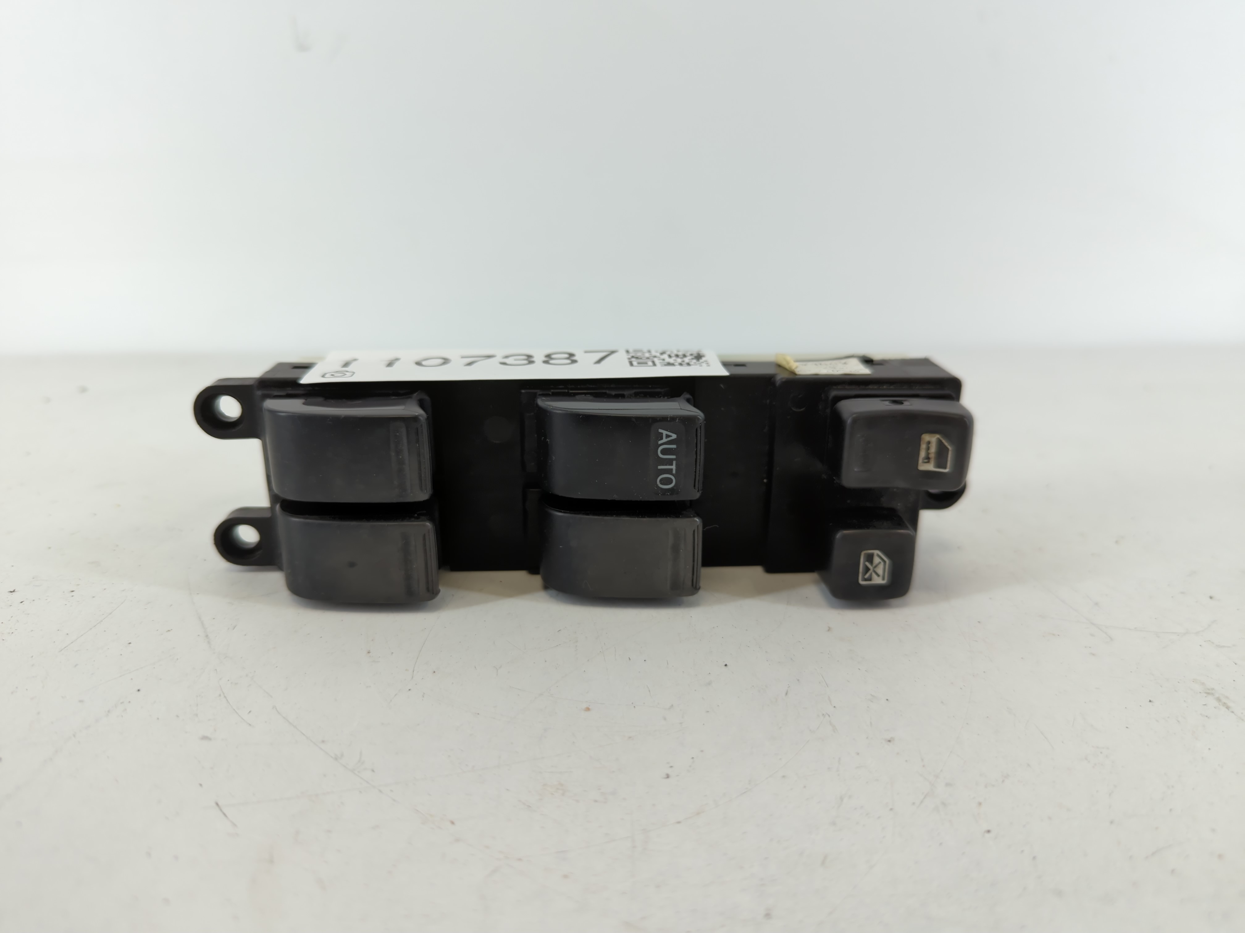 2000-2006 Nissan Sentra Driver Left Door Master Power Window Switch 1107387 - Oemusedautoparts1.com
