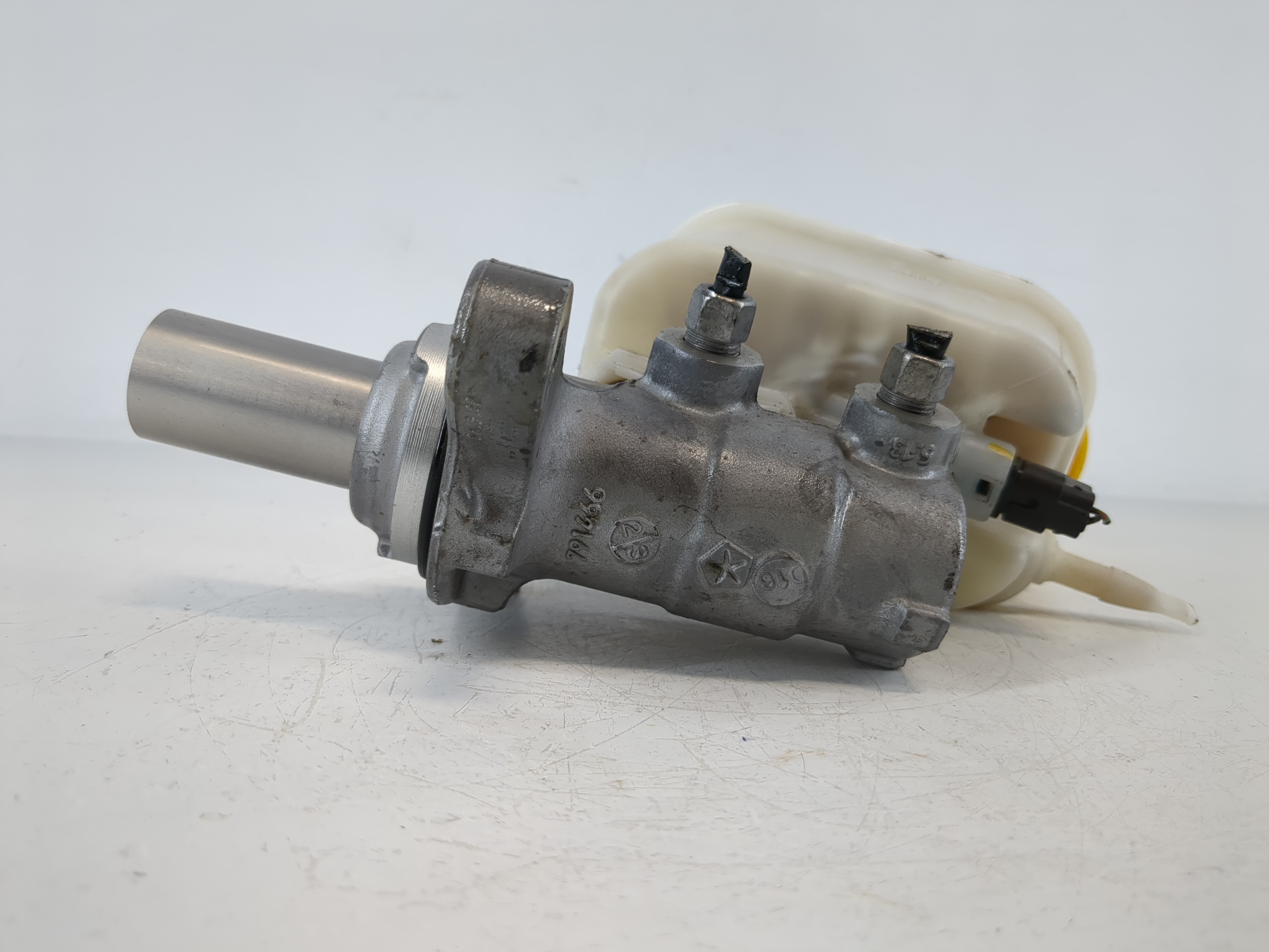 2014-2018 Jeep Cherokee Brake Master Cylinder 1107567 - Oemusedautoparts1.com