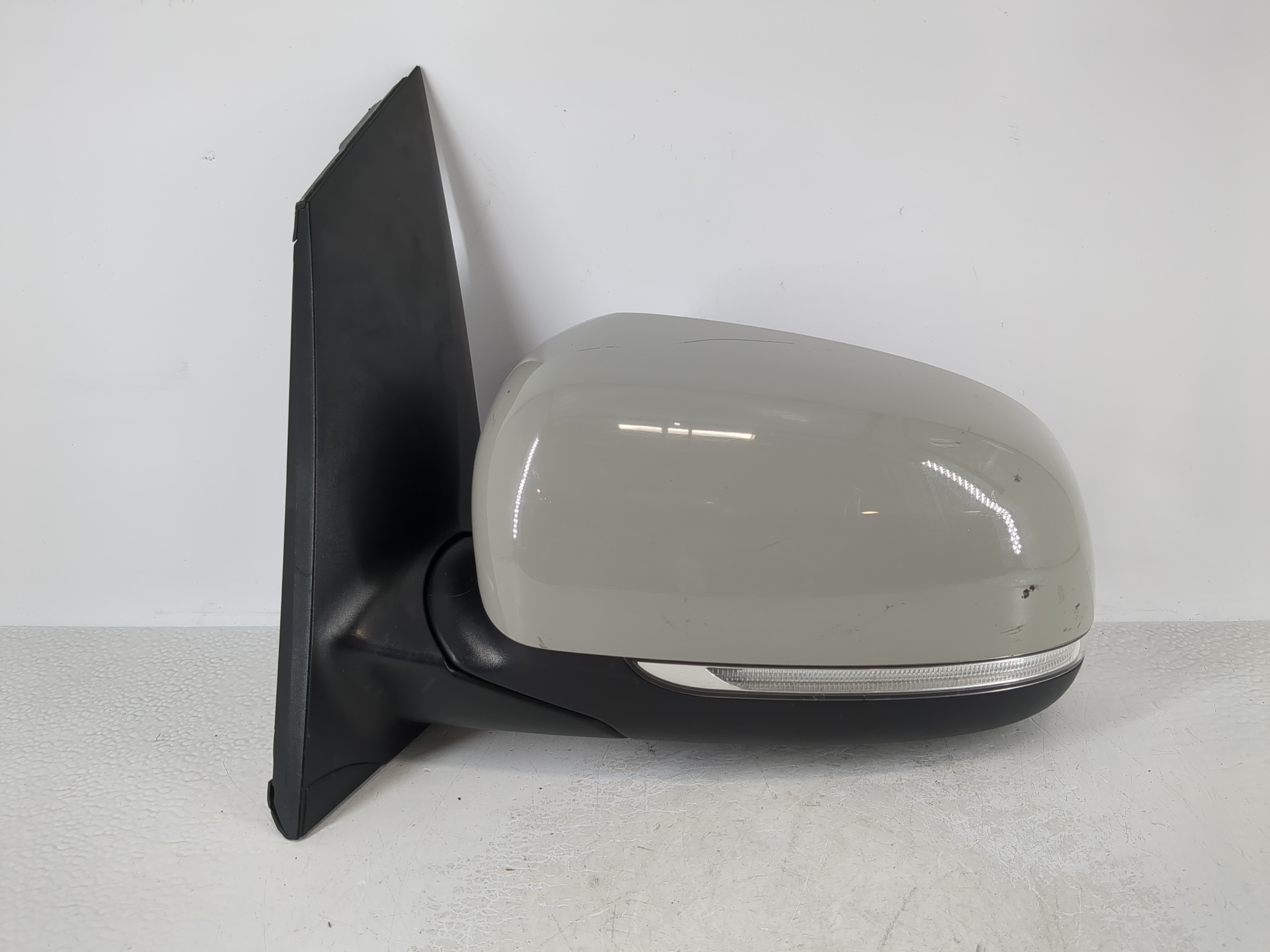 2015-2018 Kia Sedona Driver Left Side View Power Door Mirror Light Grey 1107733 - Oemusedautoparts1.com