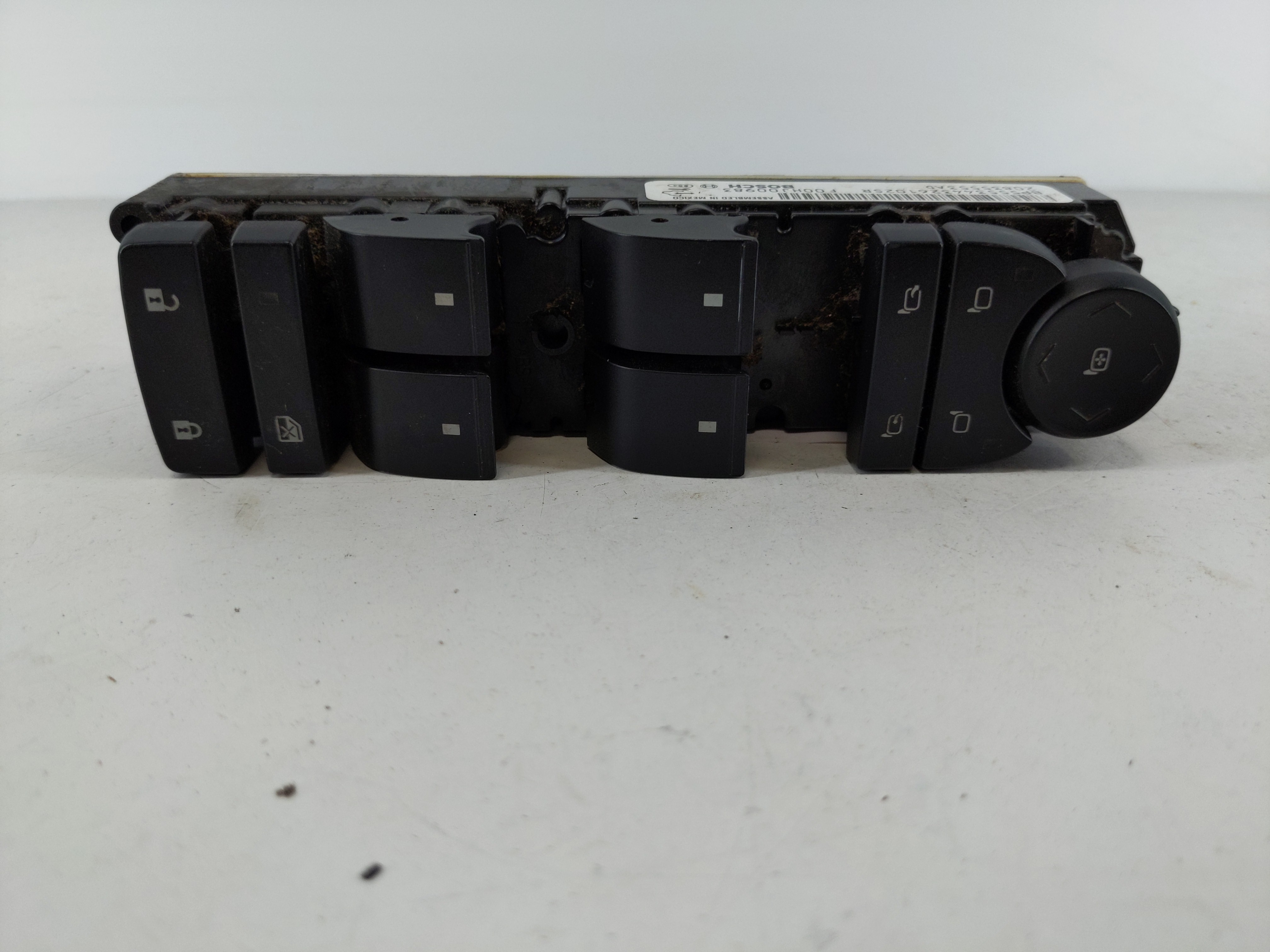 2014 Chevrolet Suburban 1500 Driver Left Door Master Power Window Switch 1107878 - Oemusedautoparts1.com