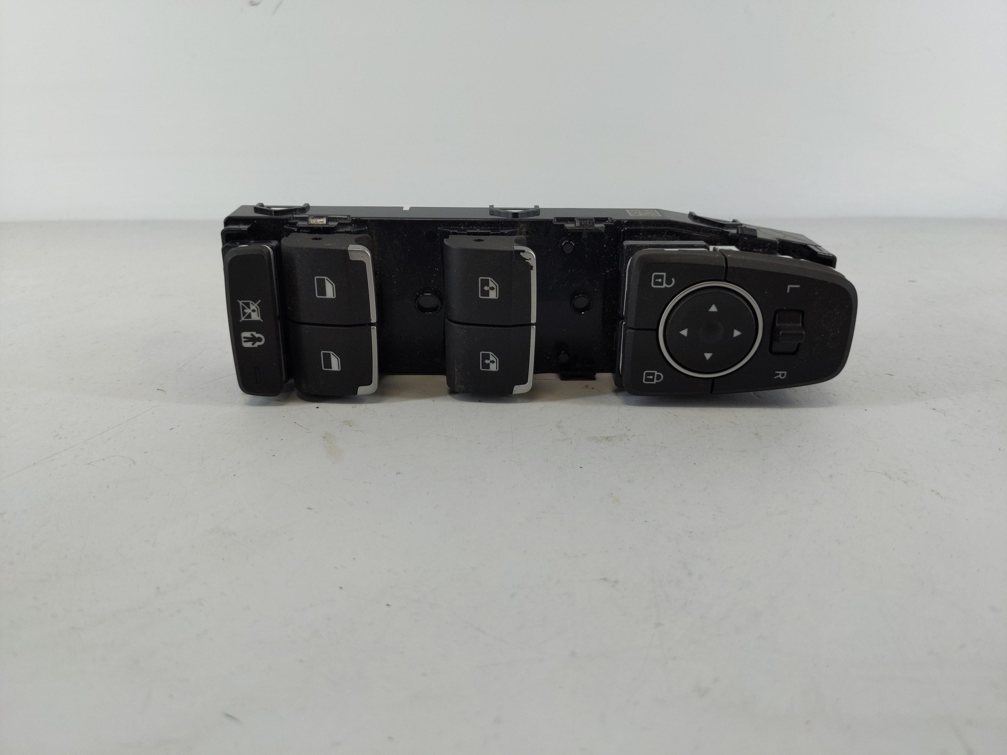 Picture of 2019-2020 Hyundai Santa Fe Driver Left Door Master Power Window Switch 1108096