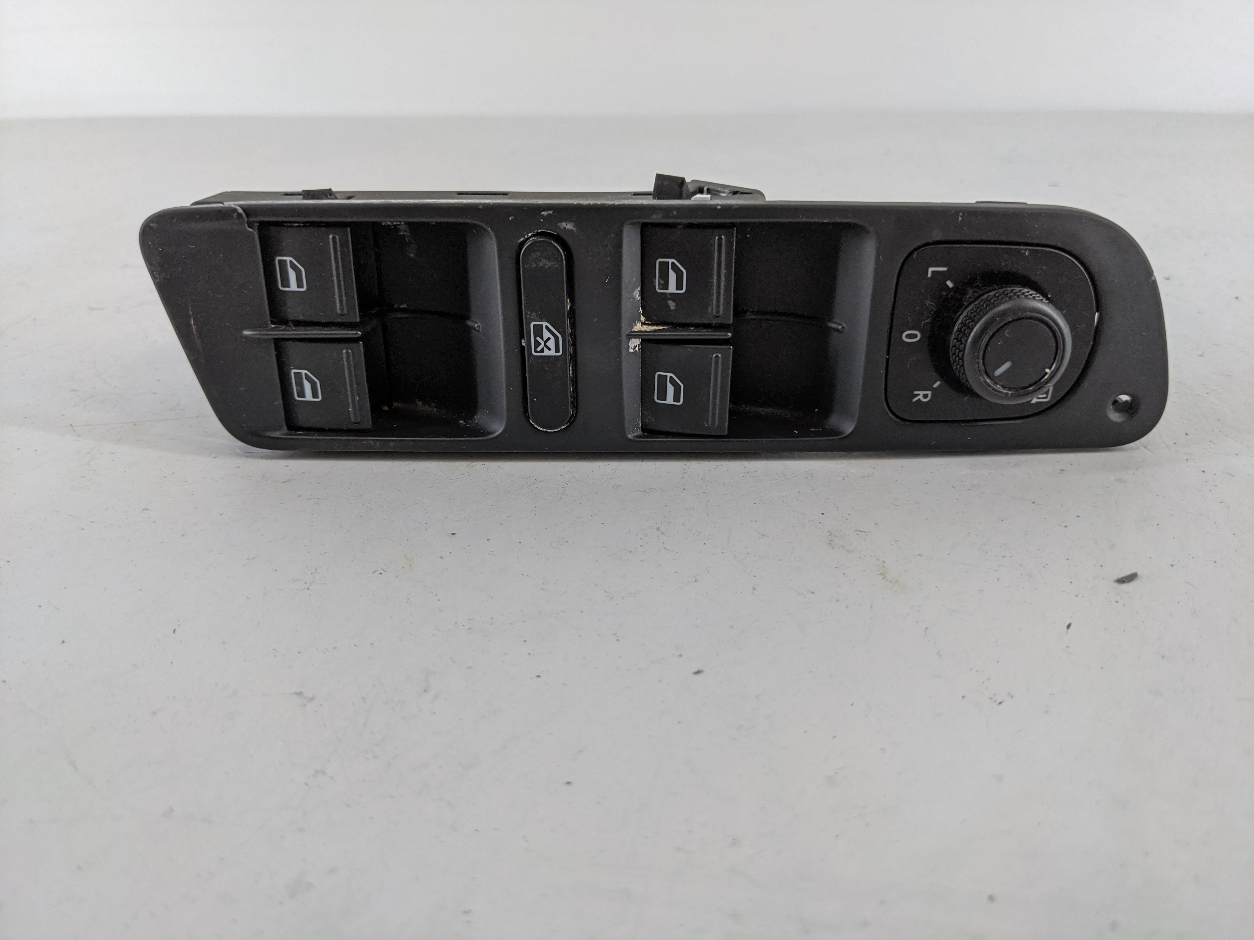 2009-2018 Volkswagen Tiguan Driver Left Door Master Power Window Switch 1108263 - Oemusedautoparts1.com