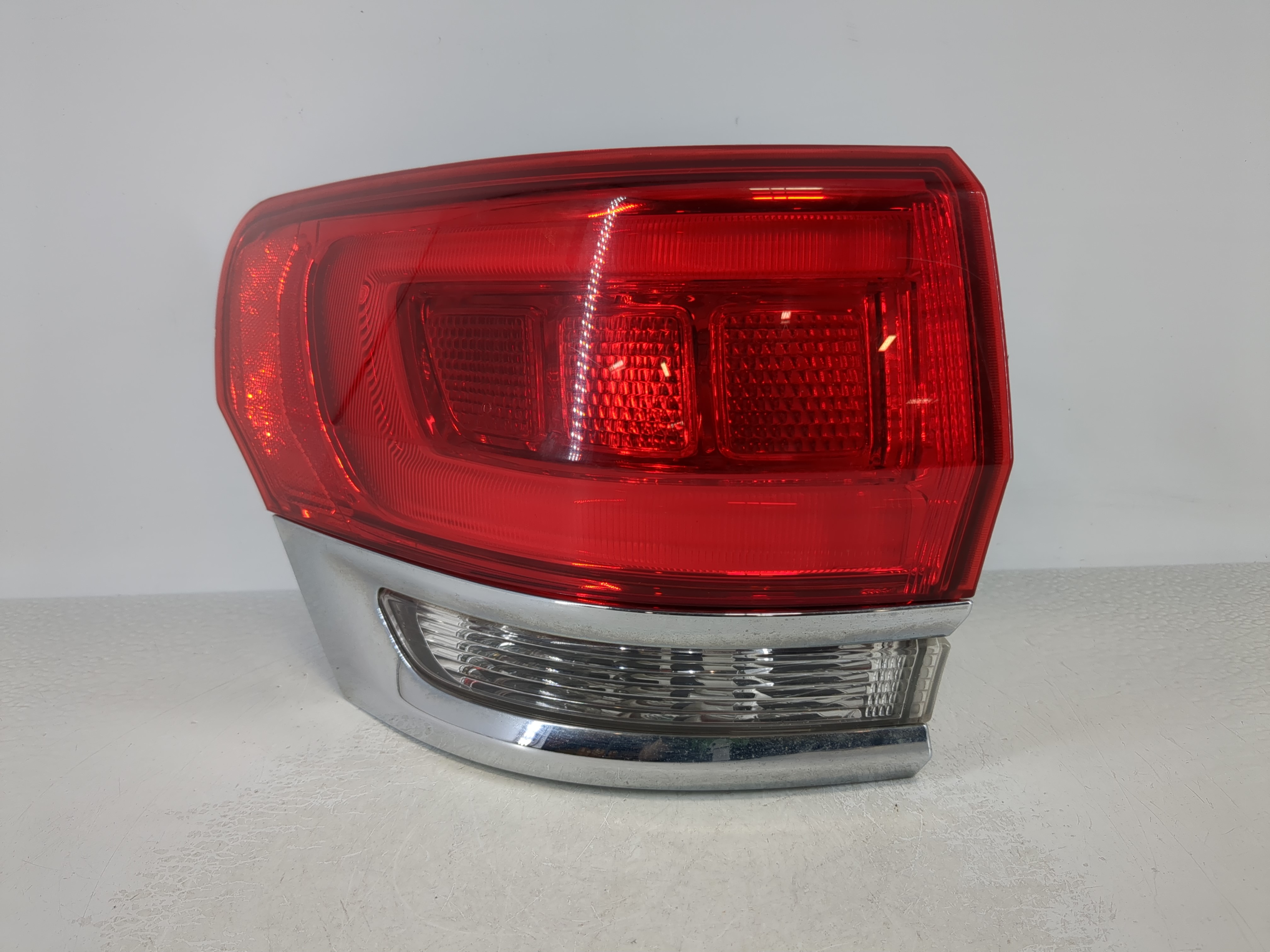 Picture of 2015-2021 Jeep Grand Cherokee Driver Left Side Tail Light Taillight Oem 1108332