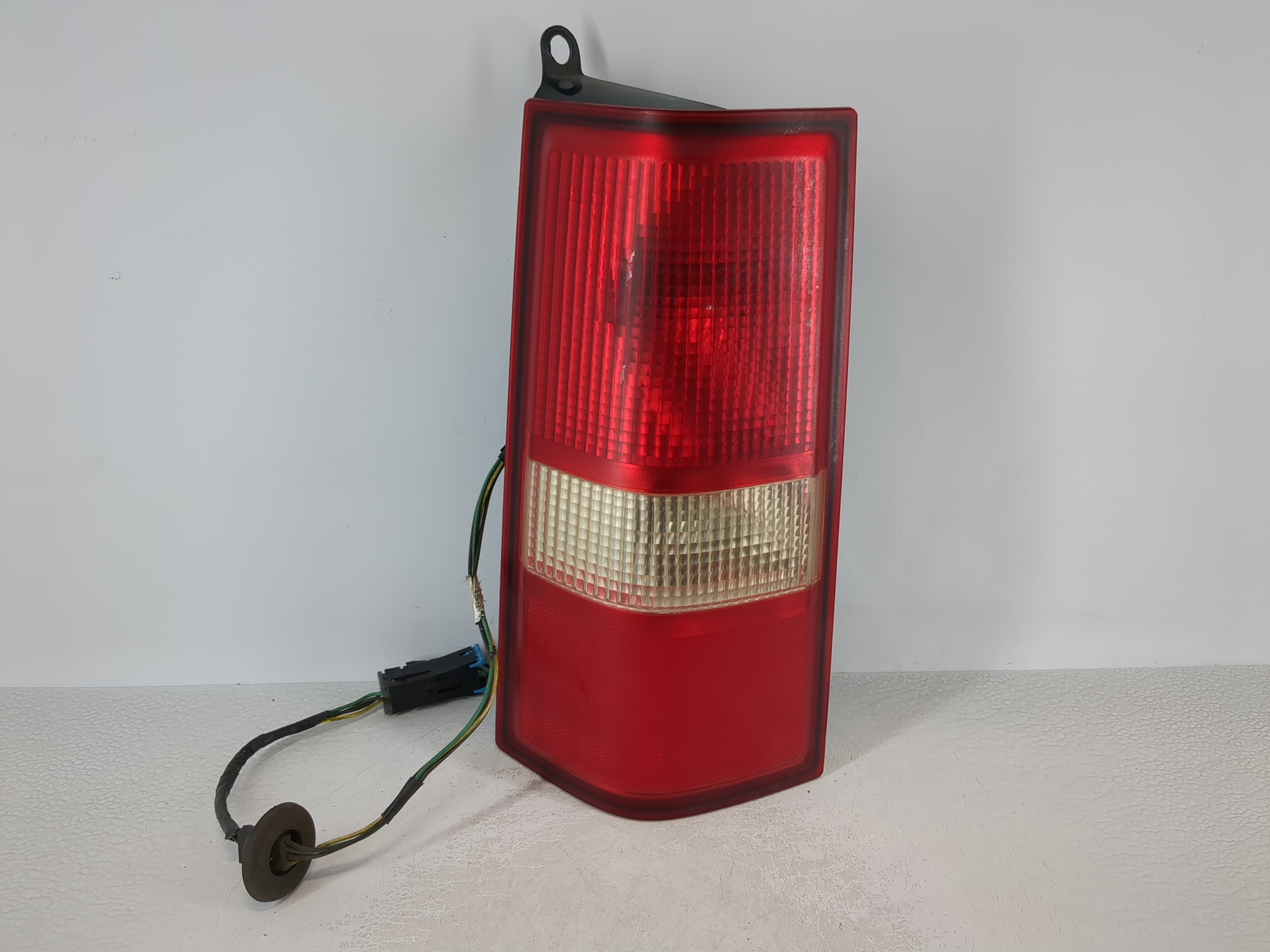 2003 Chevrolet Express 2500 Driver Left Side Tail Light Taillight Oem 1108425 - Oemusedautoparts1.com