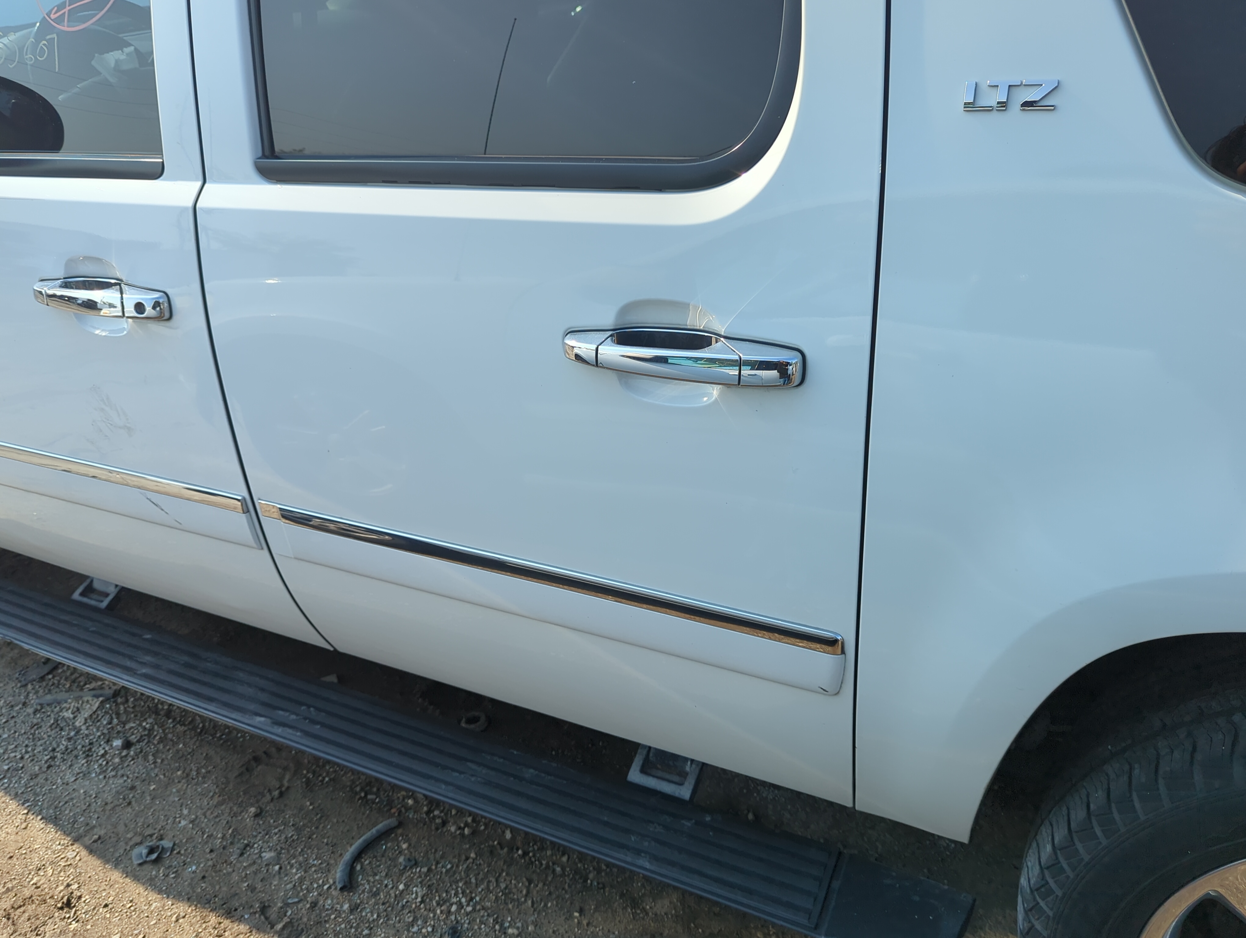 Picture of Chevrolet Suburban Driver Rear Door Oem 1108462