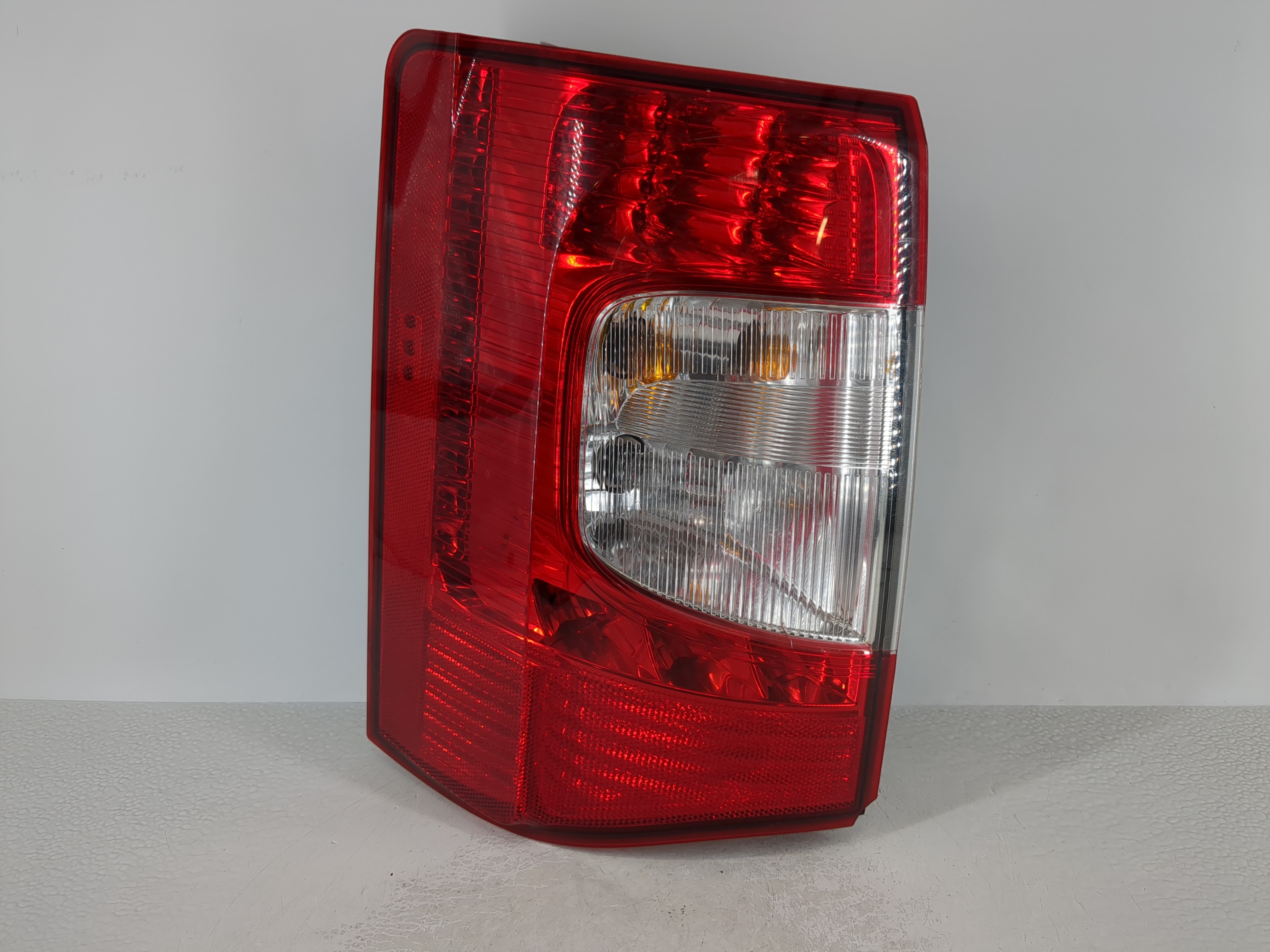 2011 Chrysler Town & Country Driver Left Side Tail Light Taillight Oem 1108770 - Oemusedautoparts1.com
