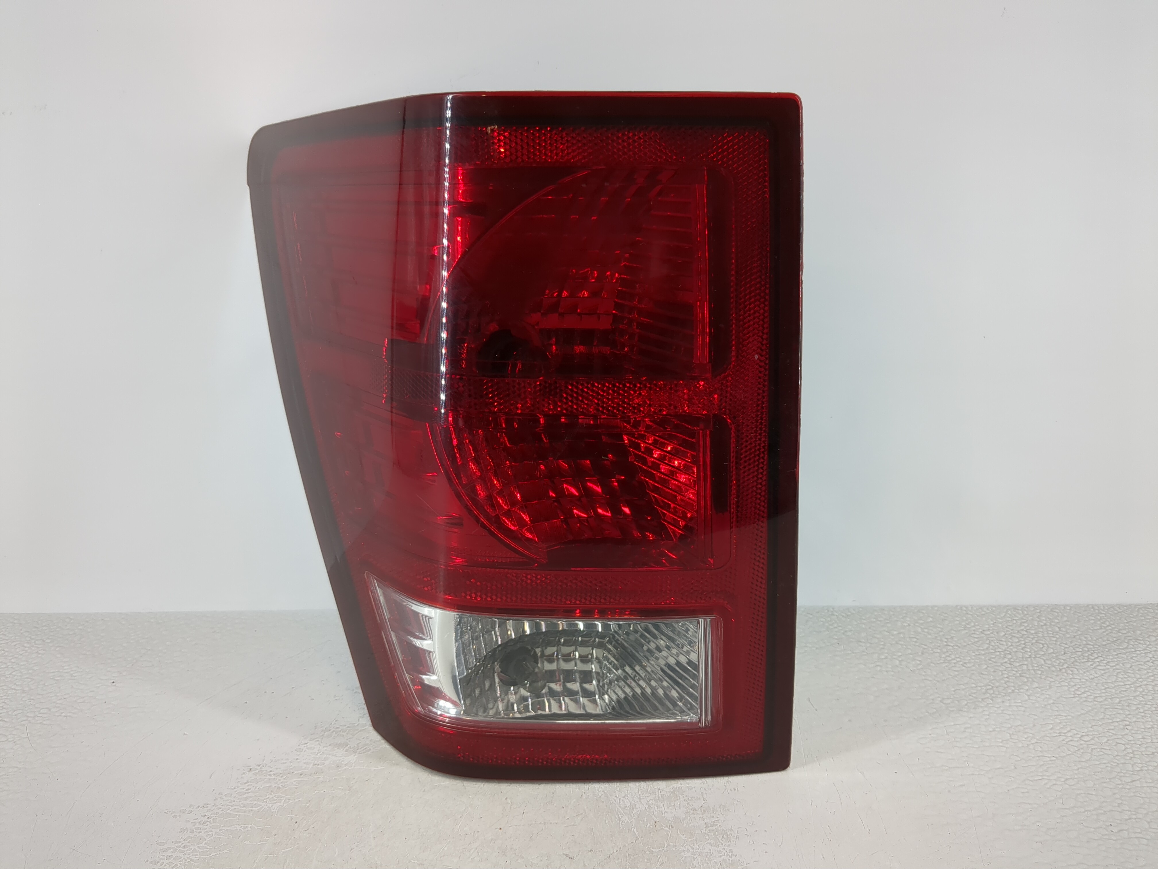 2007-2010 Jeep Grand Cherokee Driver Left Side Tail Light Taillight Oem 1108778 - Oemusedautoparts1.com