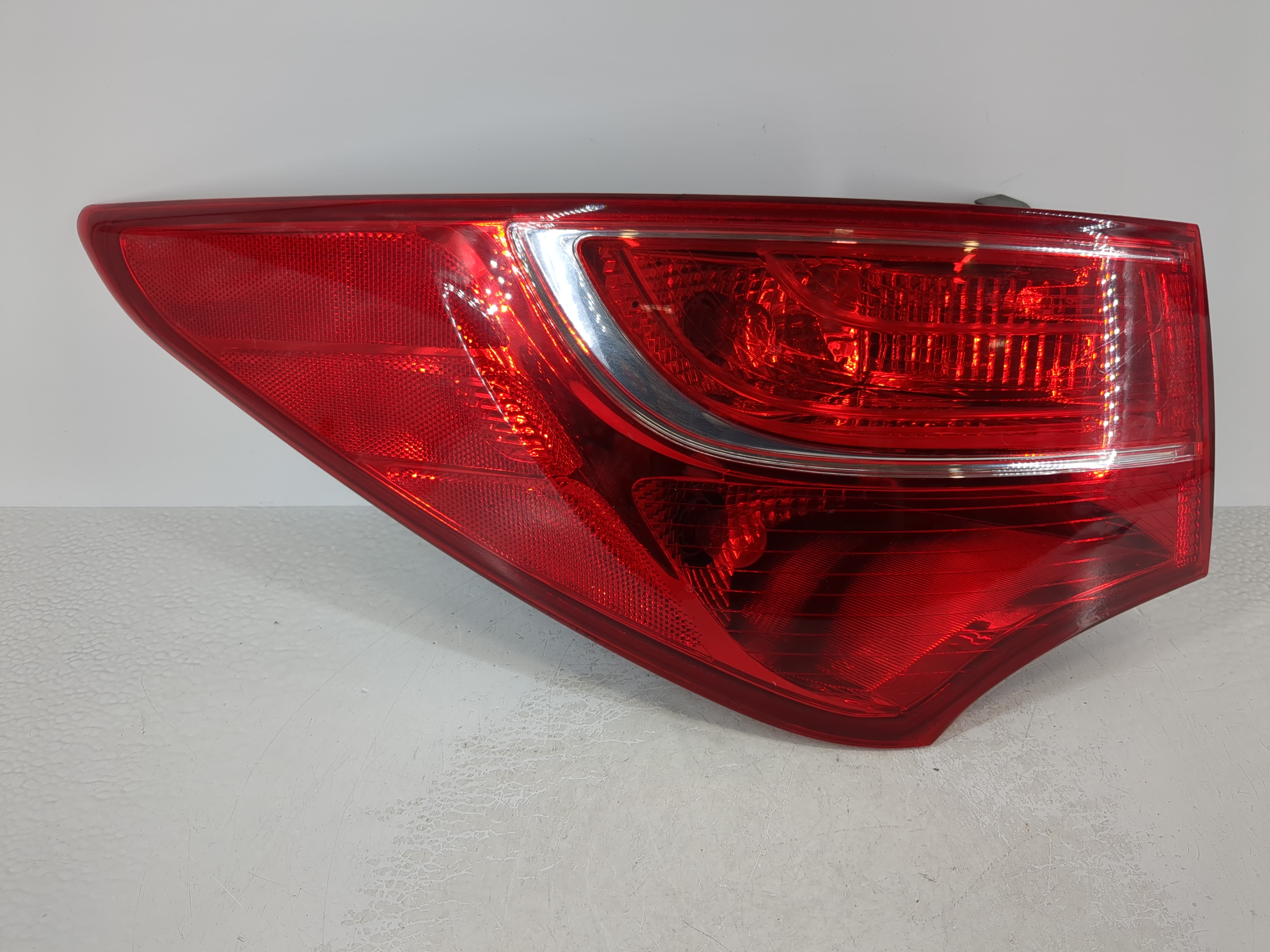 2013-2016 Hyundai Santa Fe Driver Left Side Tail Light Taillight Oem 1108840 - Oemusedautoparts1.com