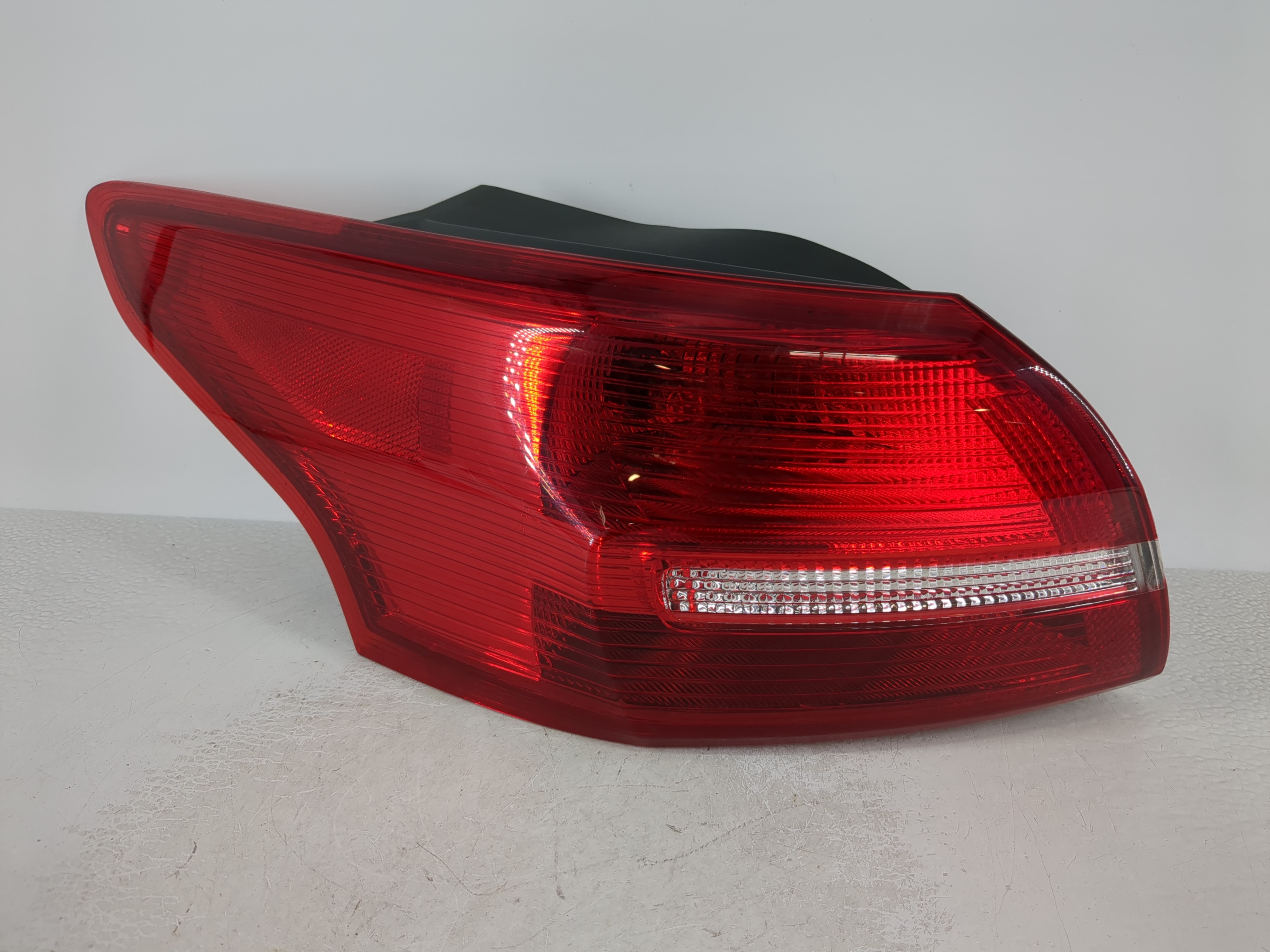 2015-2018 Ford Focus Driver Left Side Tail Light Taillight Oem 1109019 - Oemusedautoparts1.com