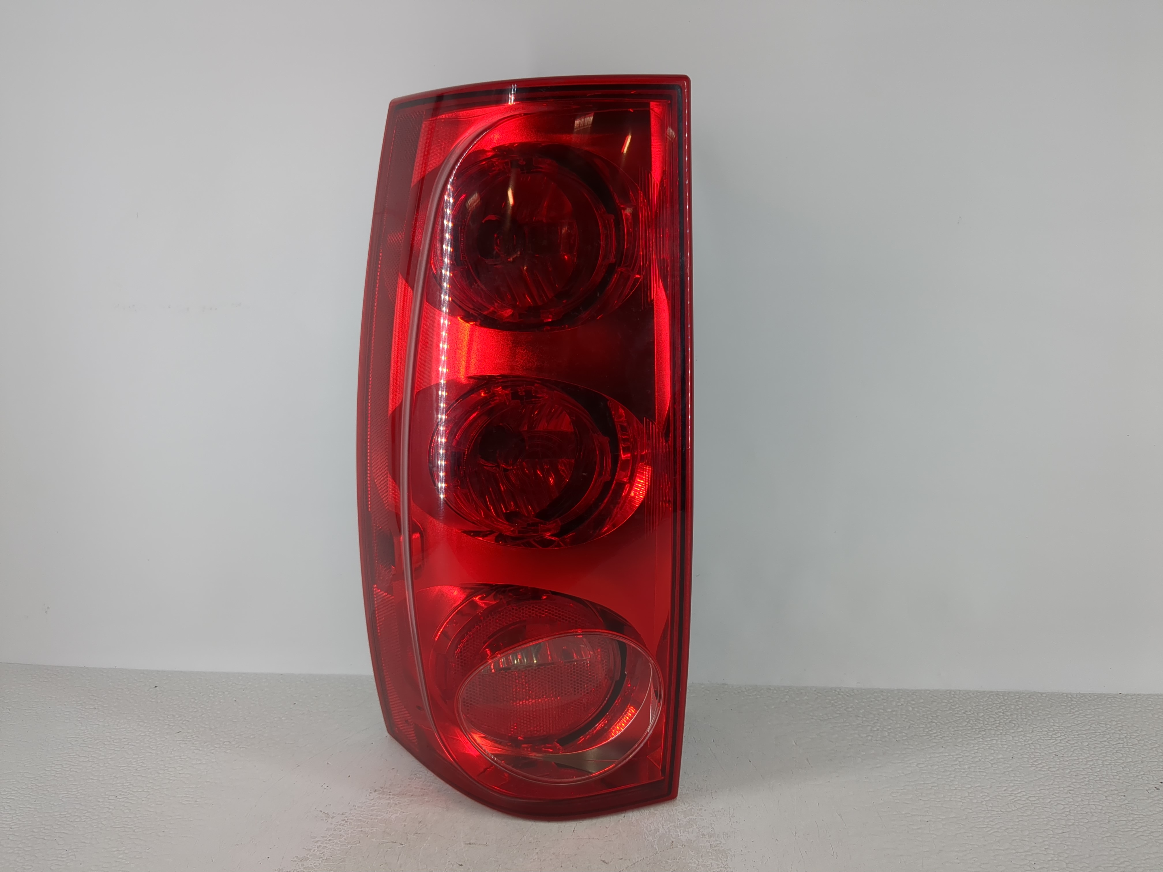 Picture of 2012-2014 Gmc Yukon Driver Left Side Tail Light Taillight Oem 1110240