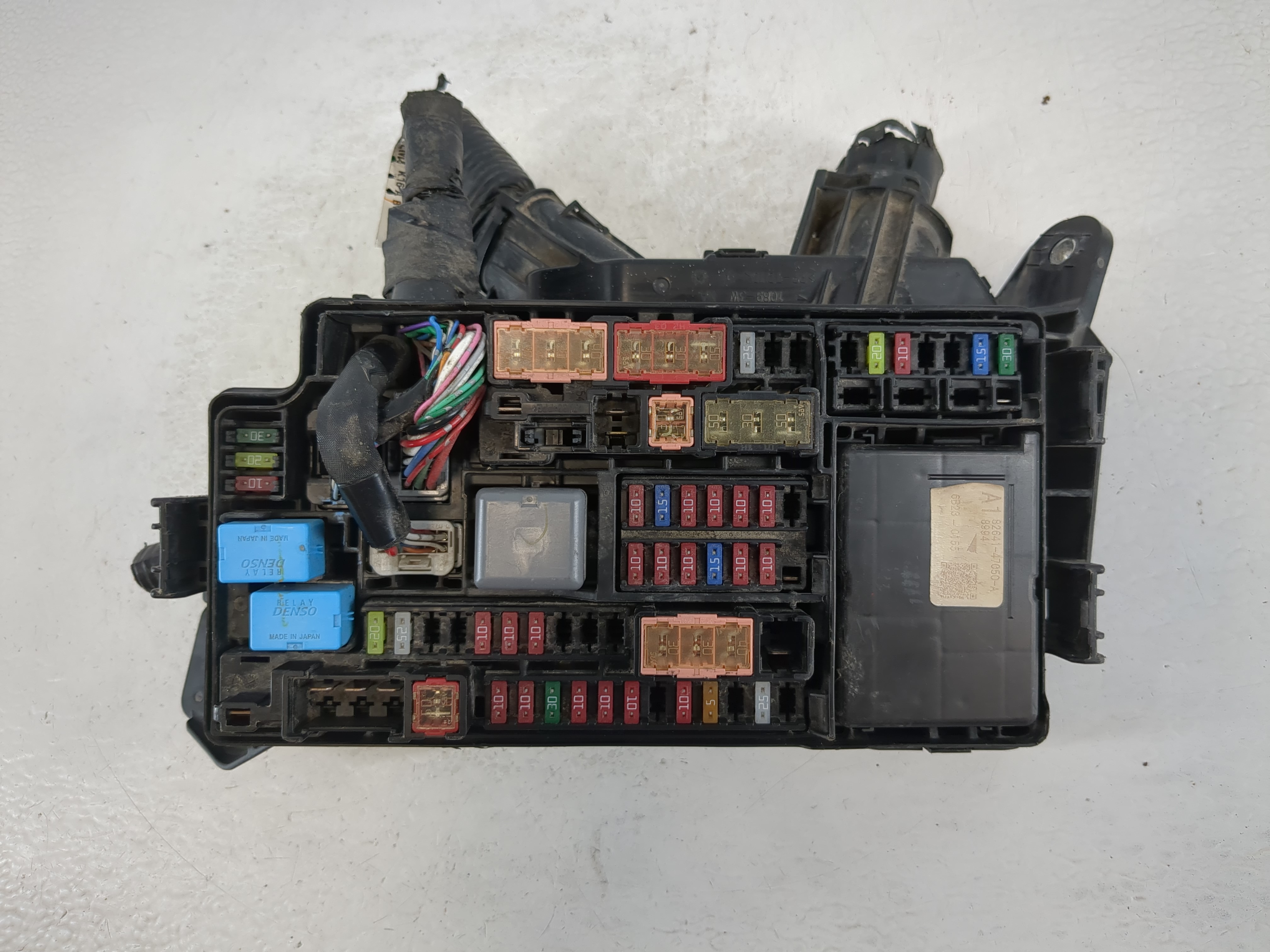 2016-2018 Toyota Prius Fusebox Fuse Box Relay Module 82641-47050 1110468 - Oemusedautoparts1.com