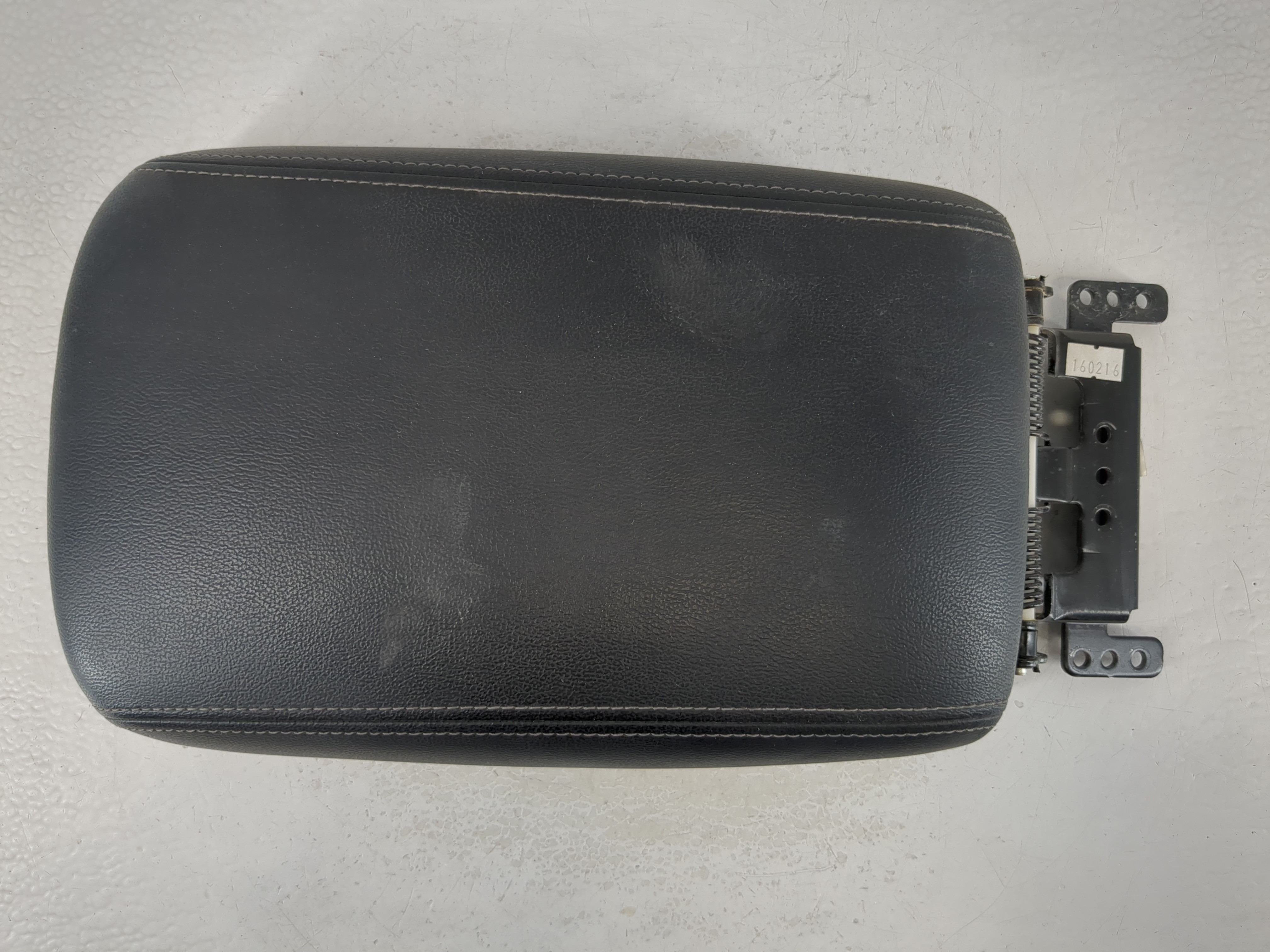 2016-2020 Kia Sorento Center Console Armrest Cover Lid Black 1111378 - Oemusedautoparts1.com