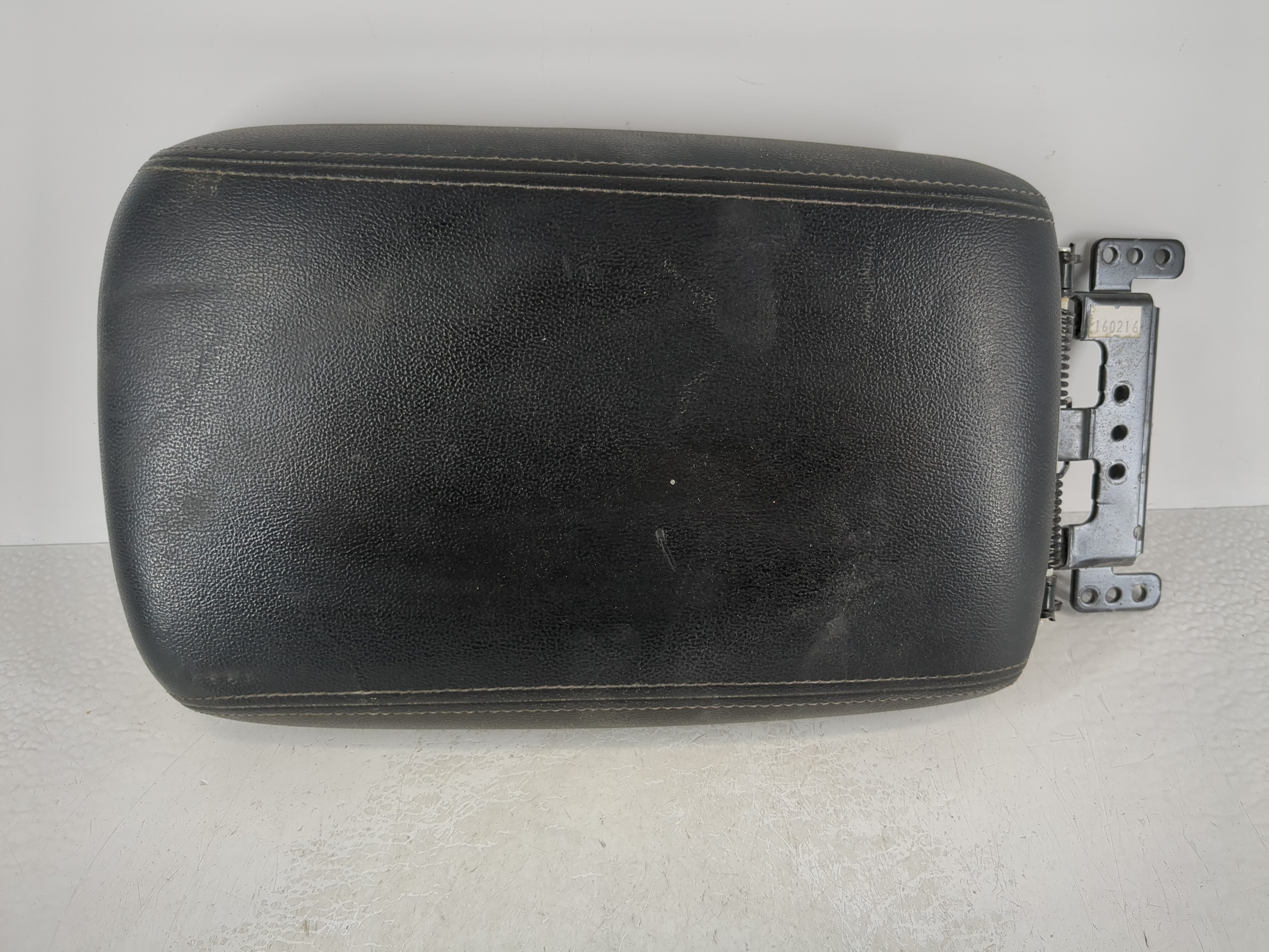 2016-2020 Kia Sorento Center Console Armrest Cover Lid Black 1111397 - Oemusedautoparts1.com