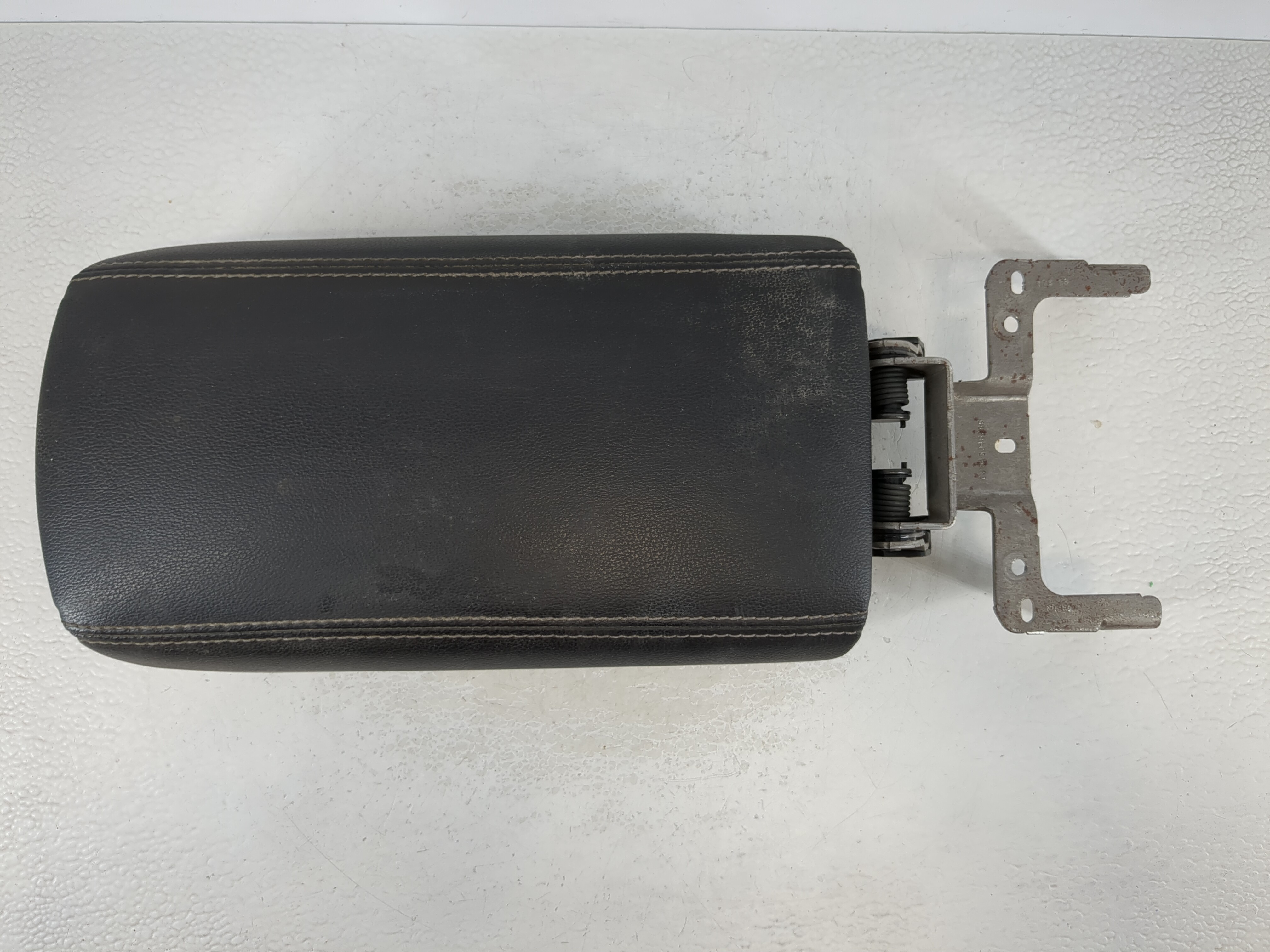 2018-2019 Ford Escape Center Console Armrest Cover Lid Black 1111400 - Oemusedautoparts1.com