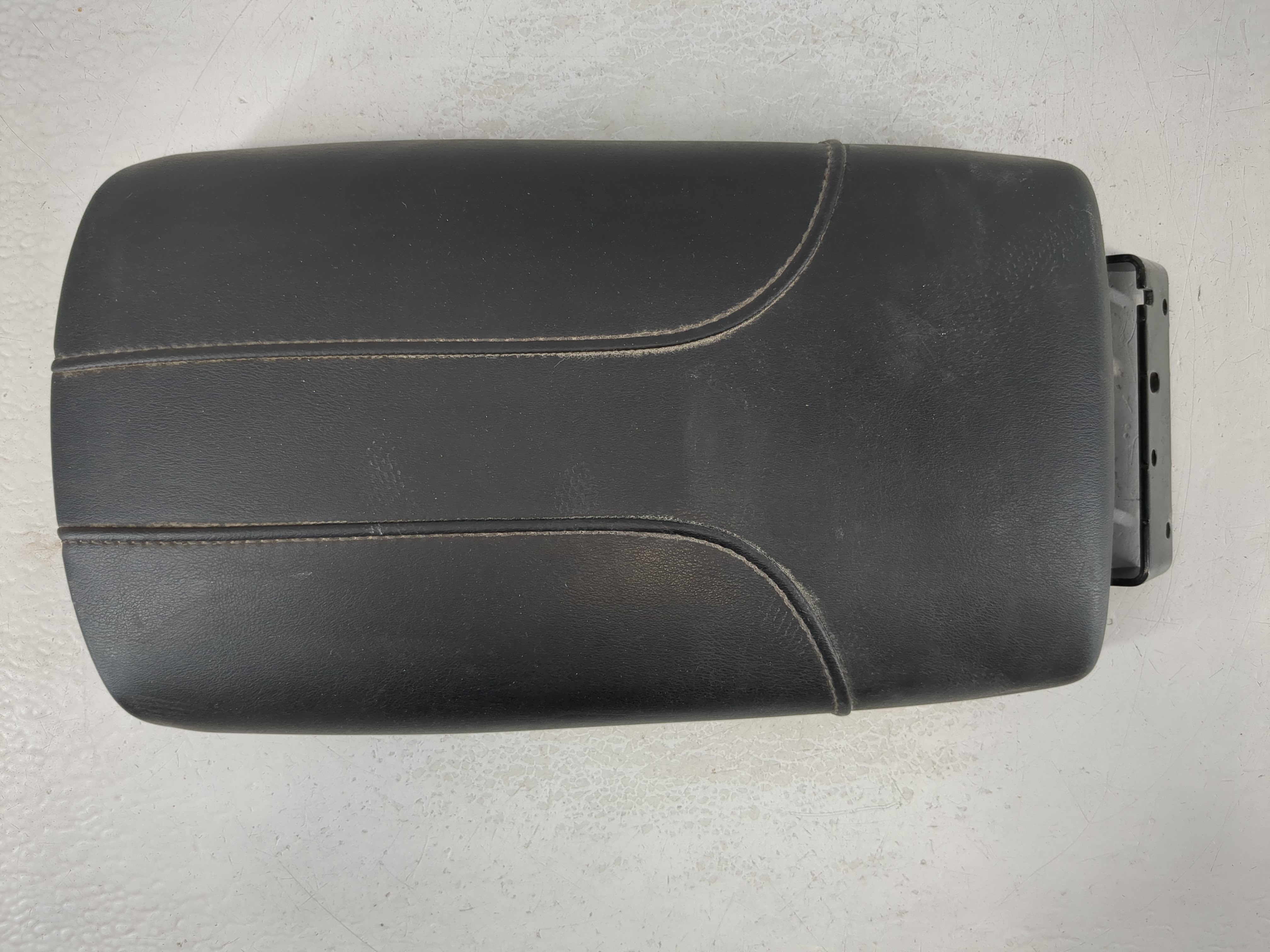 2017-2018 Nissan Rogue Sport Center Console Armrest Cover Lid Black 1111401 - Oemusedautoparts1.com