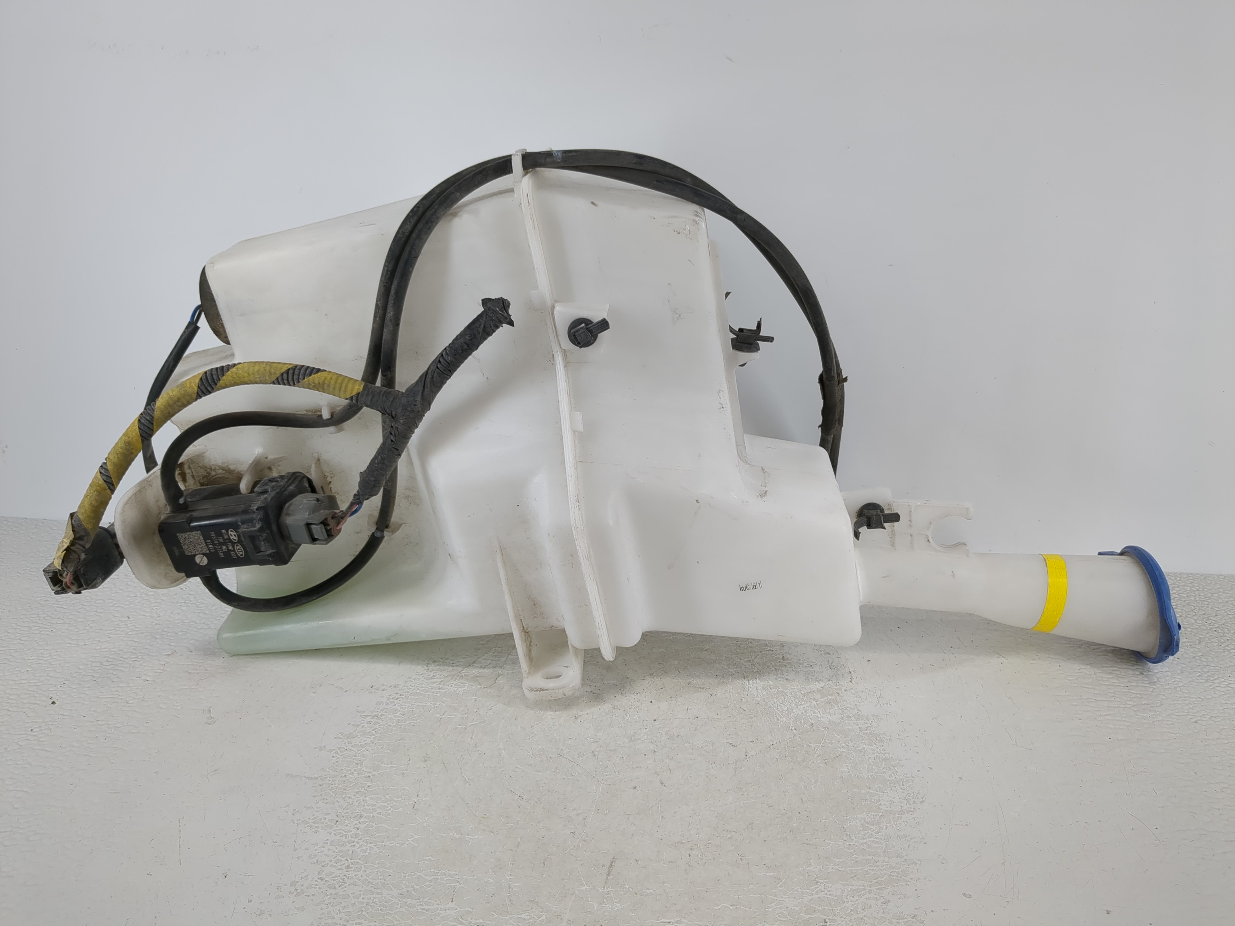 2016-2021 Hyundai Tucson Windshield Washer Fluid Reservoir Bottle Oem 1111430 - Oemusedautoparts1.com