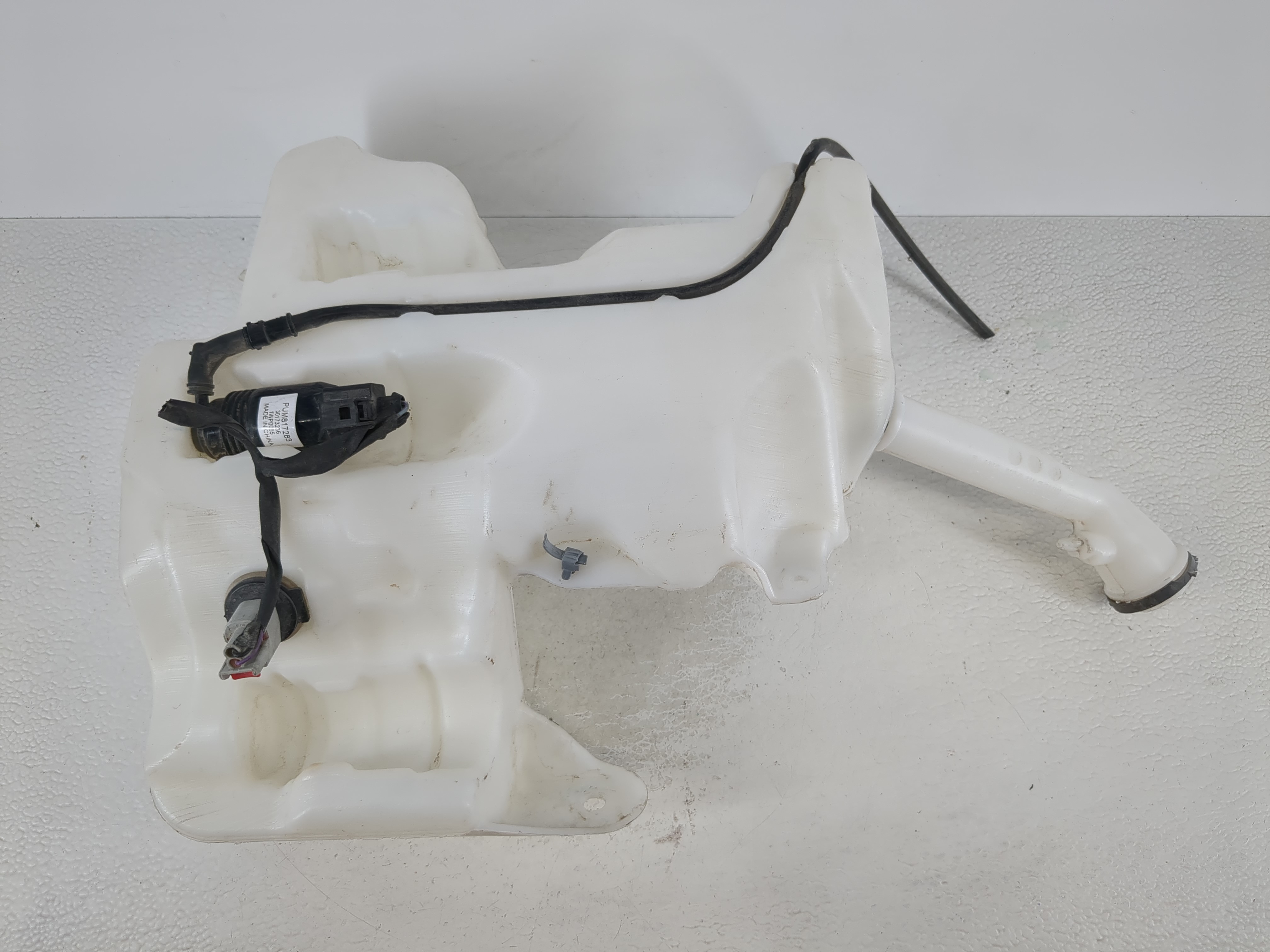 2017-2021 Chevrolet Malibu Windshield Washer Fluid Reservoir Bottle Oem 1111434 - Oemusedautoparts1.com