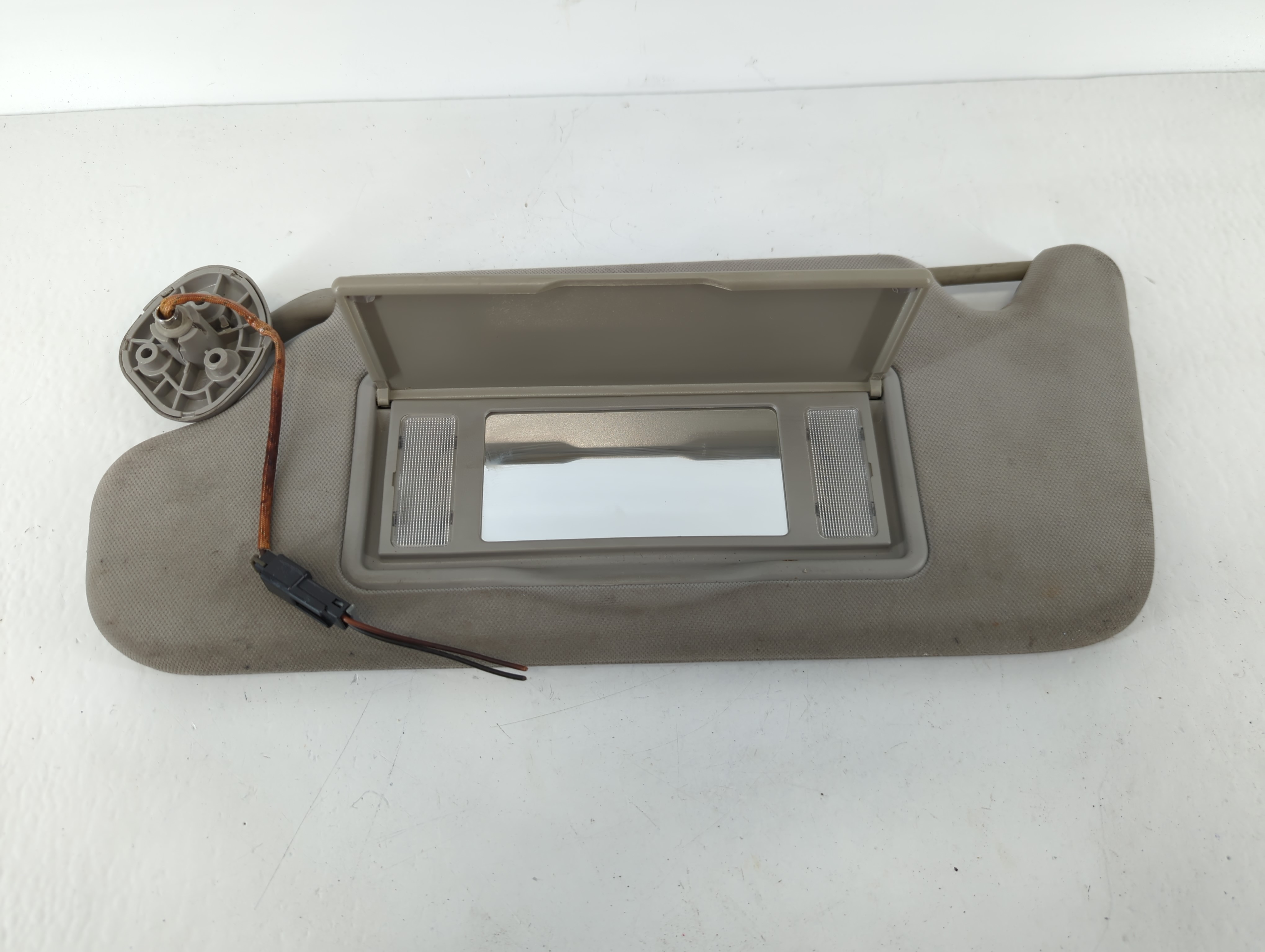 2006-2016 Chevrolet Impala Driver Sun Visor Mirror Left Sunvisor Grey 1111538 - Oemusedautoparts1.com