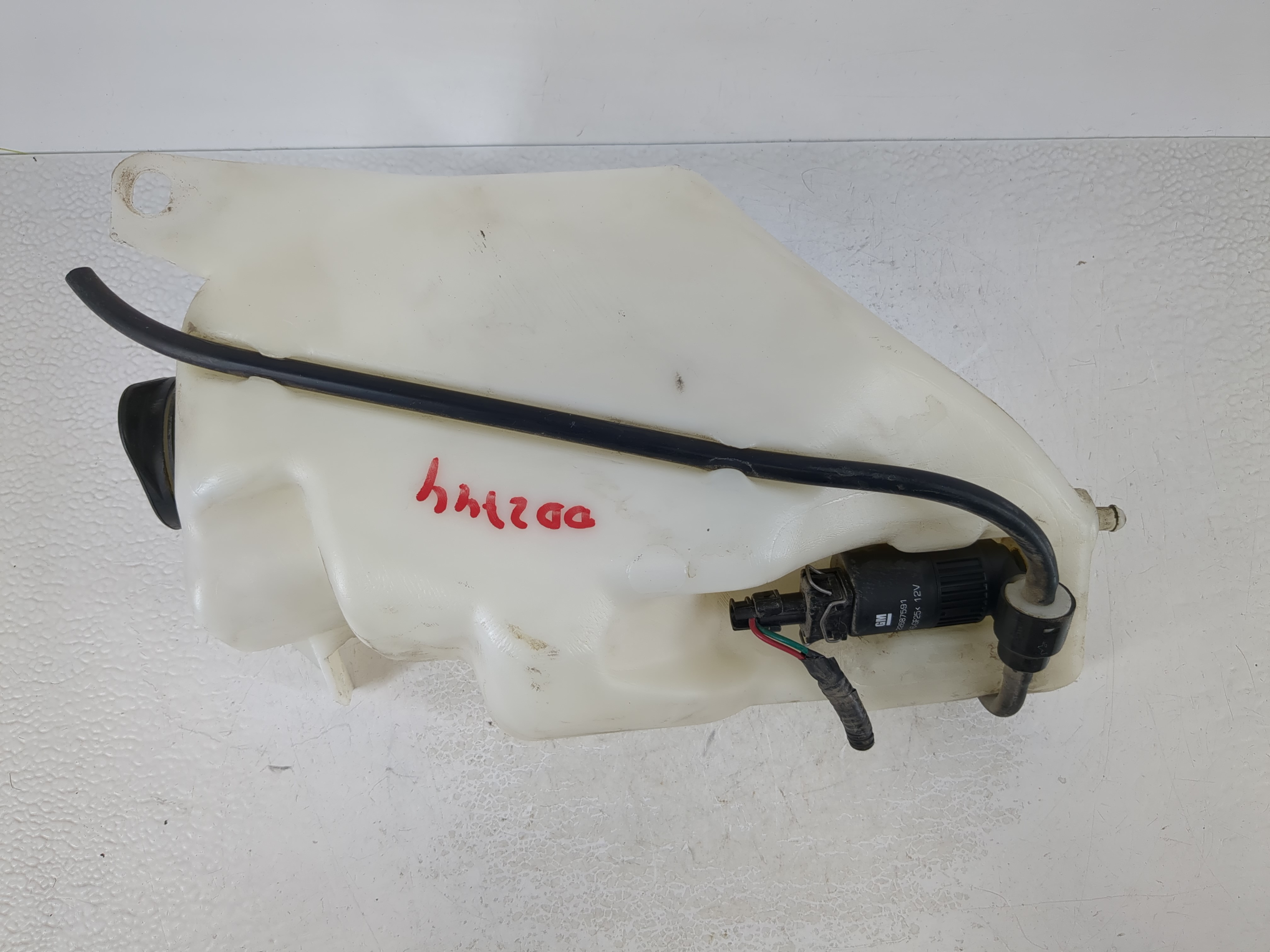 2002-2007 Saturn Vue Windshield Washer Fluid Reservoir Bottle Oem 1111947 - Oemusedautoparts1.com