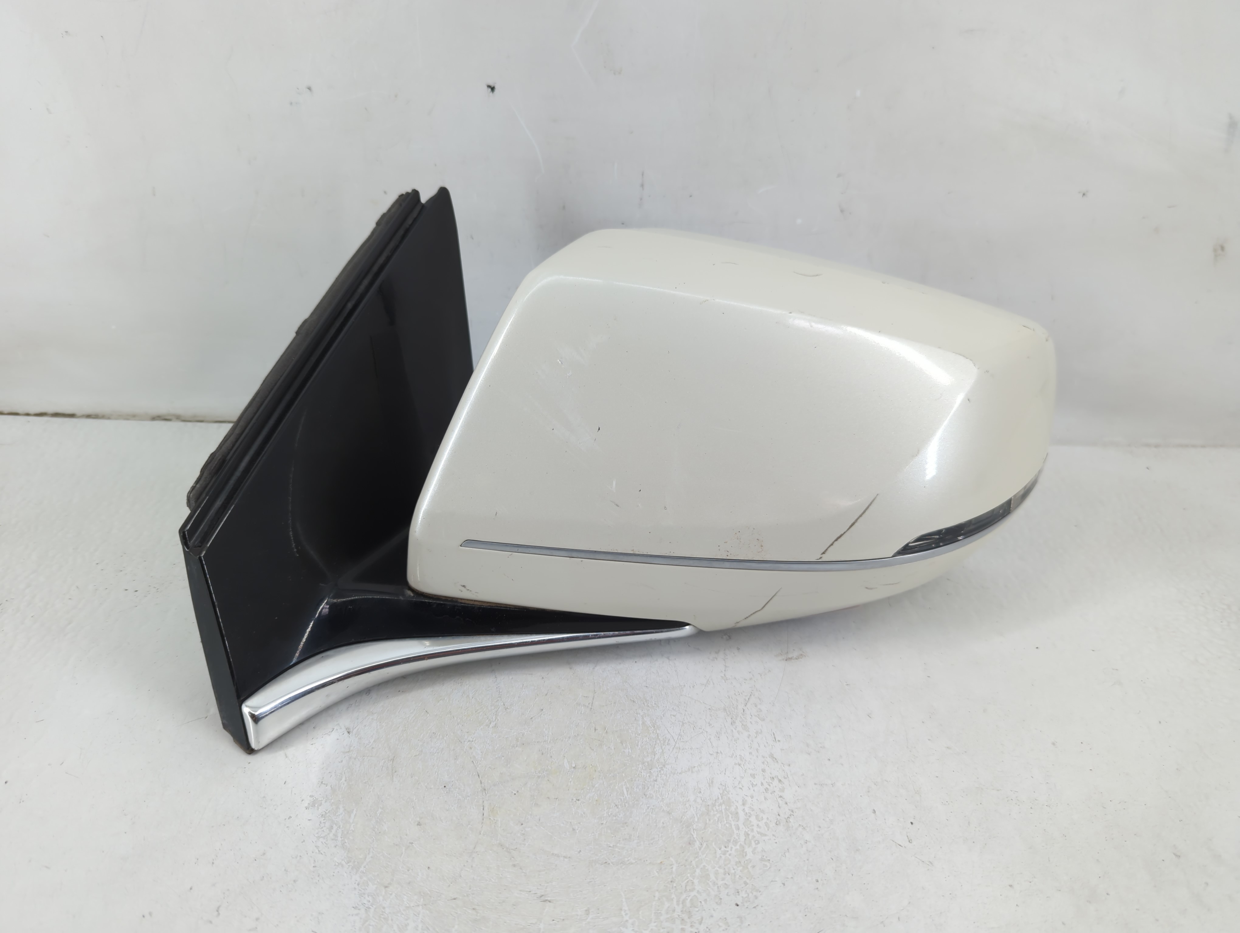 2013-2014 Cadillac Xts Driver Left Side View Power Door Mirror White 1112061 - Oemusedautoparts1.com