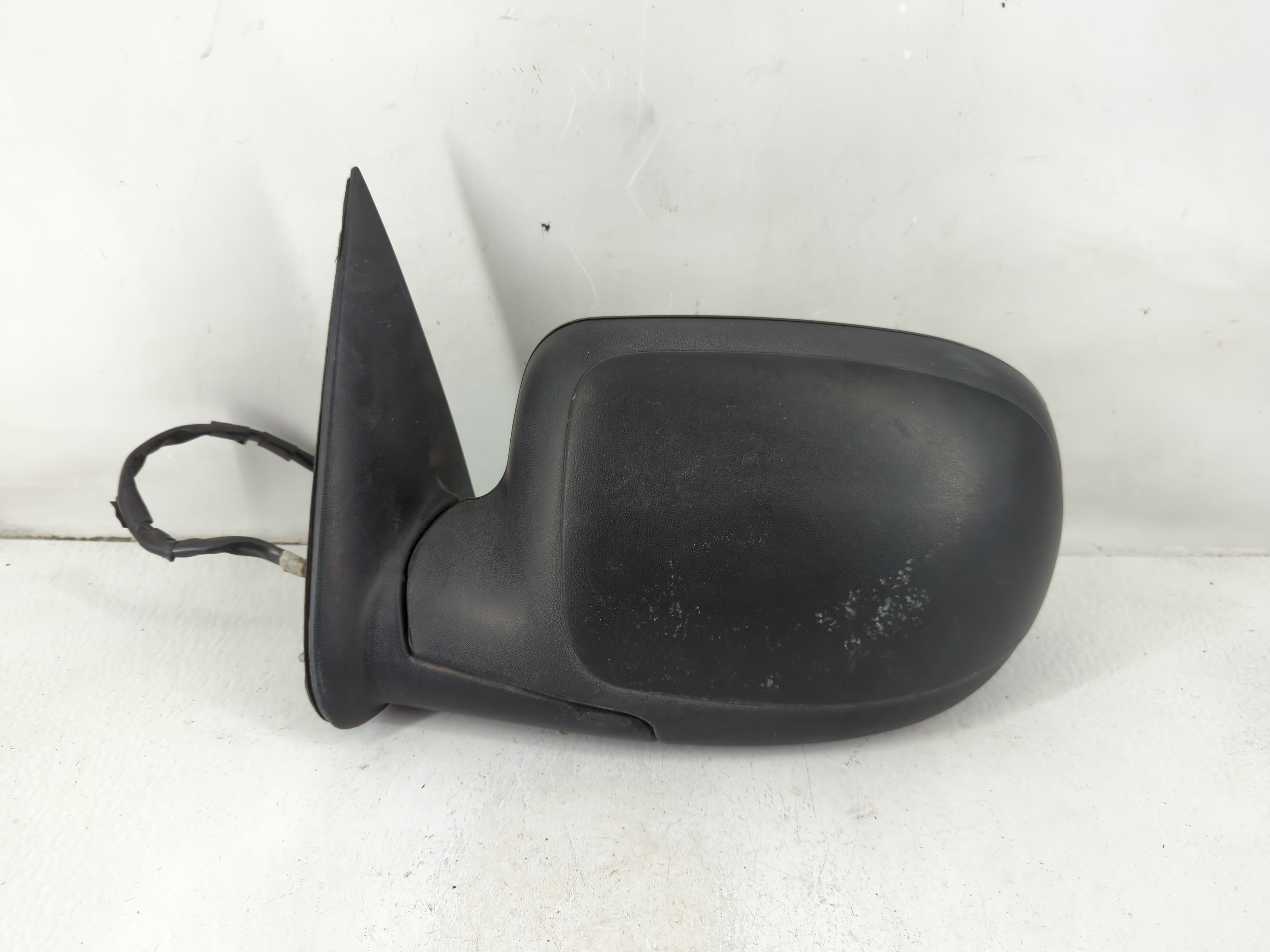 2003-2006 Chevrolet Tahoe Driver Left Side View Power Door Mirror Black 1112120 - Oemusedautoparts1.com