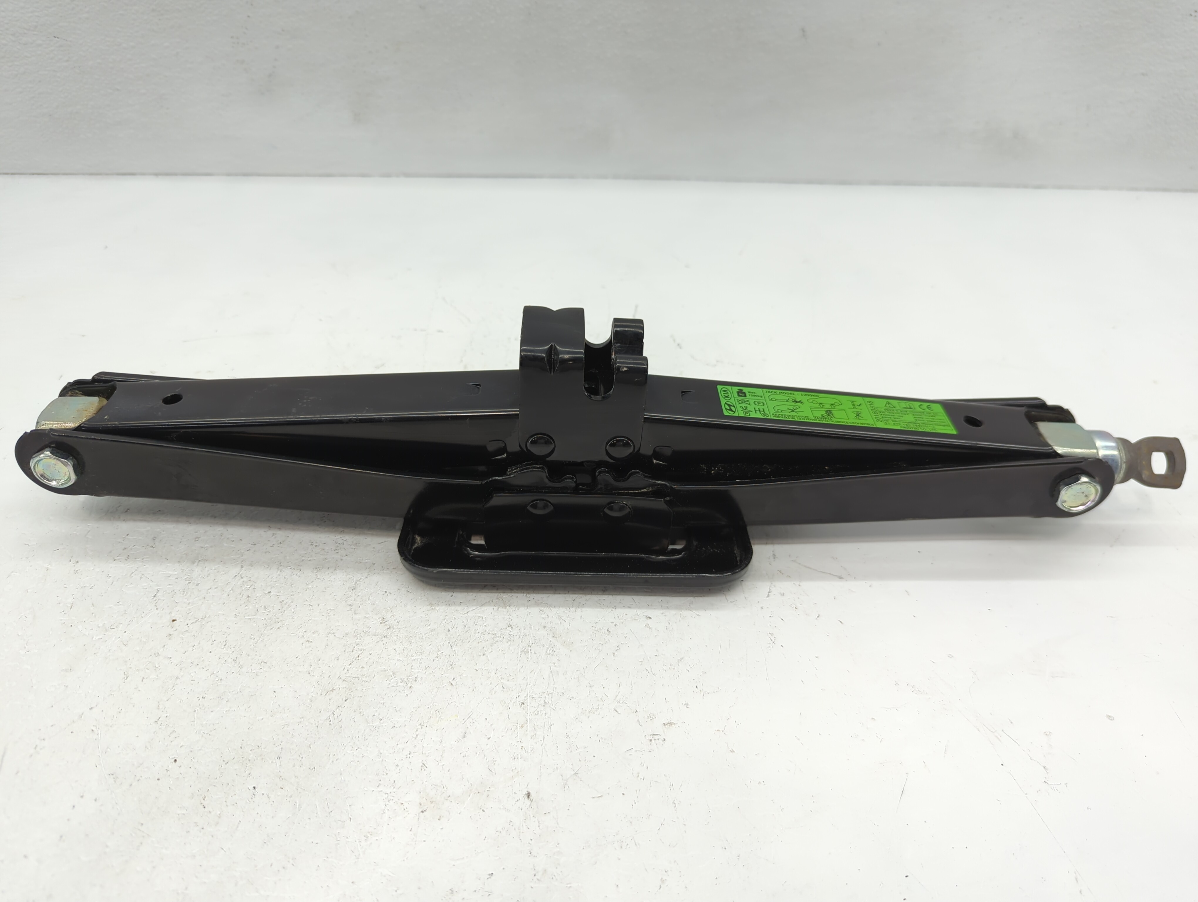 2017 Kia Sorento Spare Scissor Car Jack 1112477 - Oemusedautoparts1.com