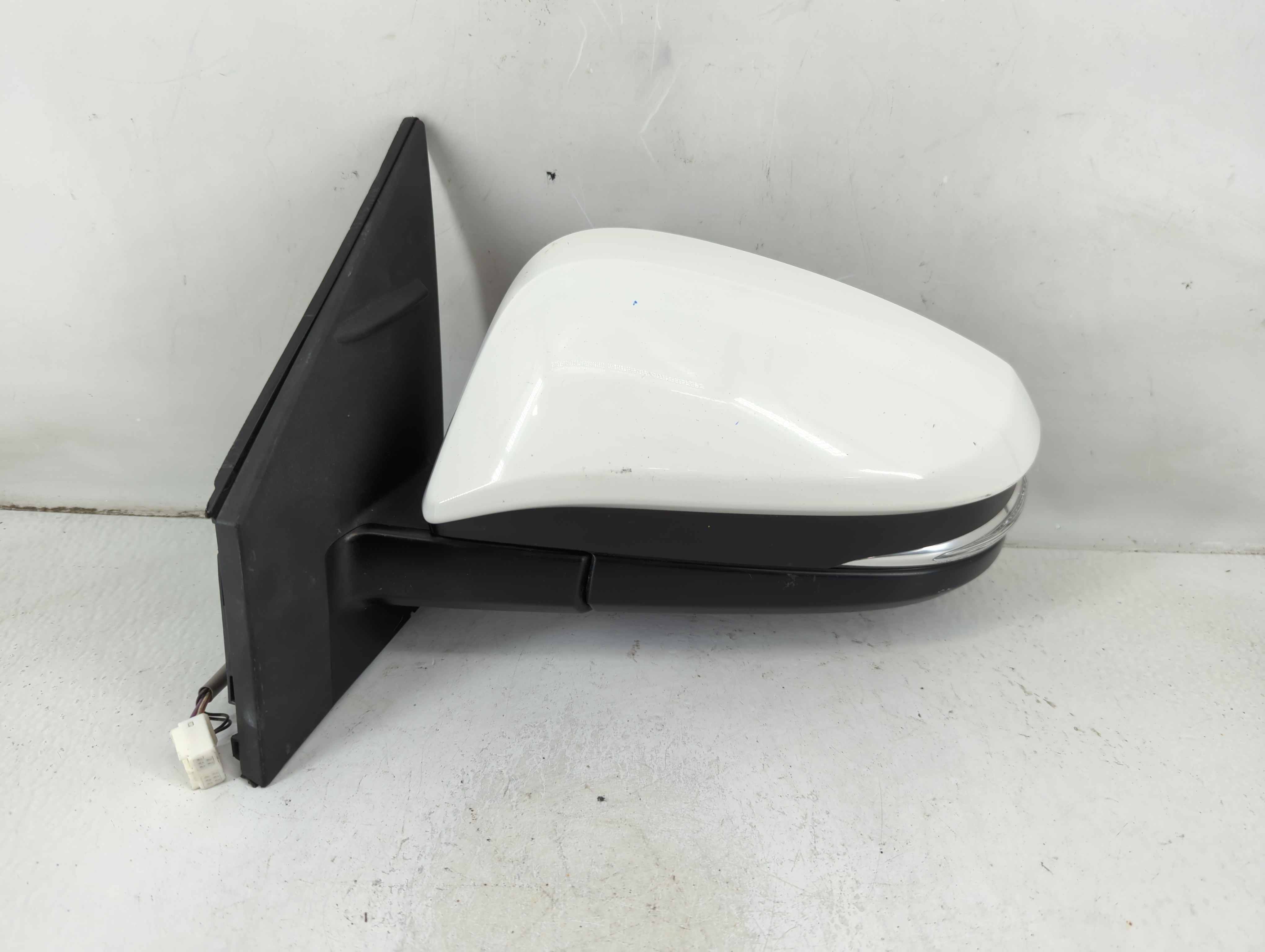 2015-2015 Toyota Rav4 Driver Left Side View Power Door Mirror White 1112879 - Oemusedautoparts1.com