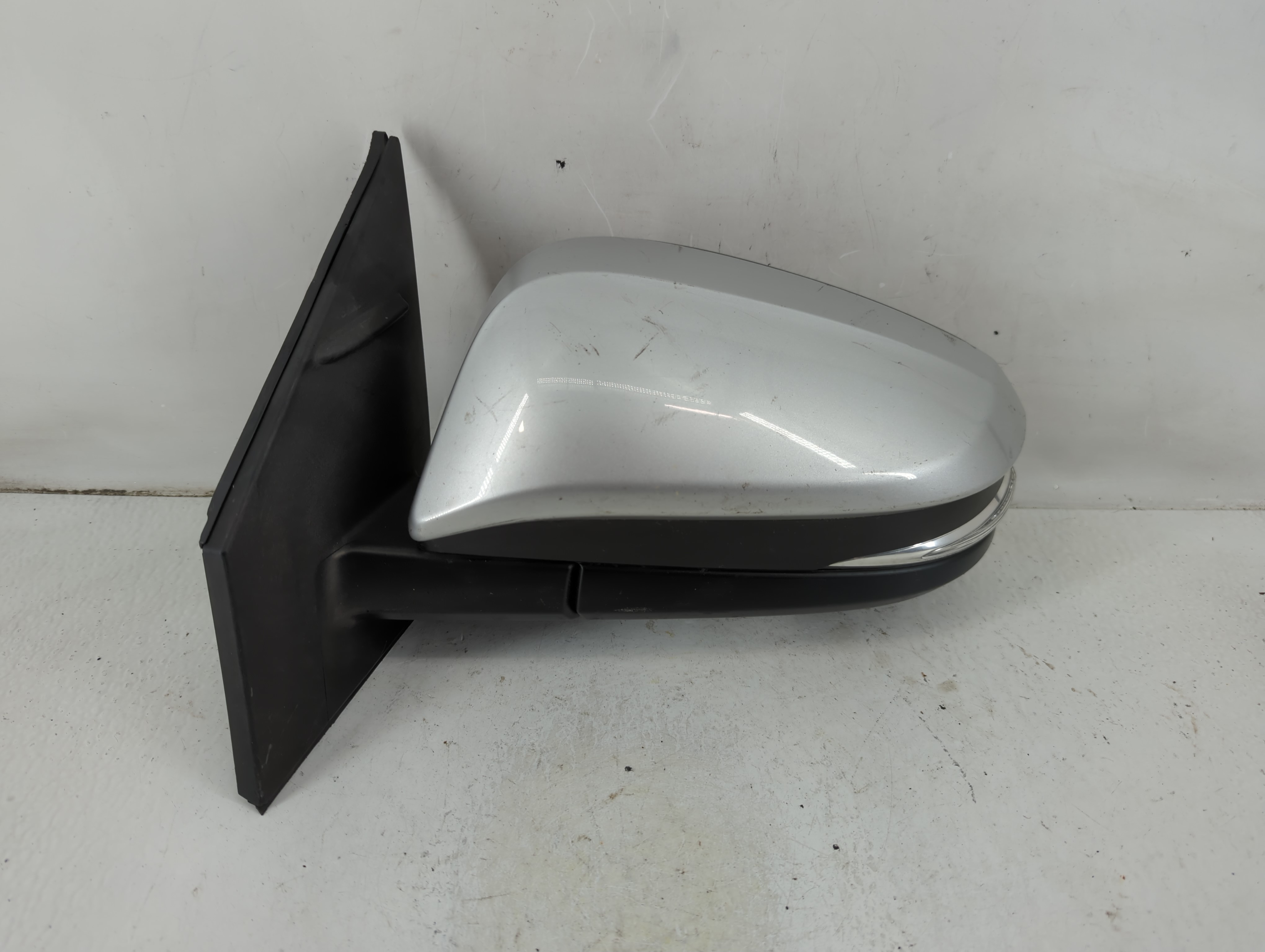 2015-2018 Toyota Rav4 Driver Left Side View Power Door Mirror Silver 1113148 - Oemusedautoparts1.com