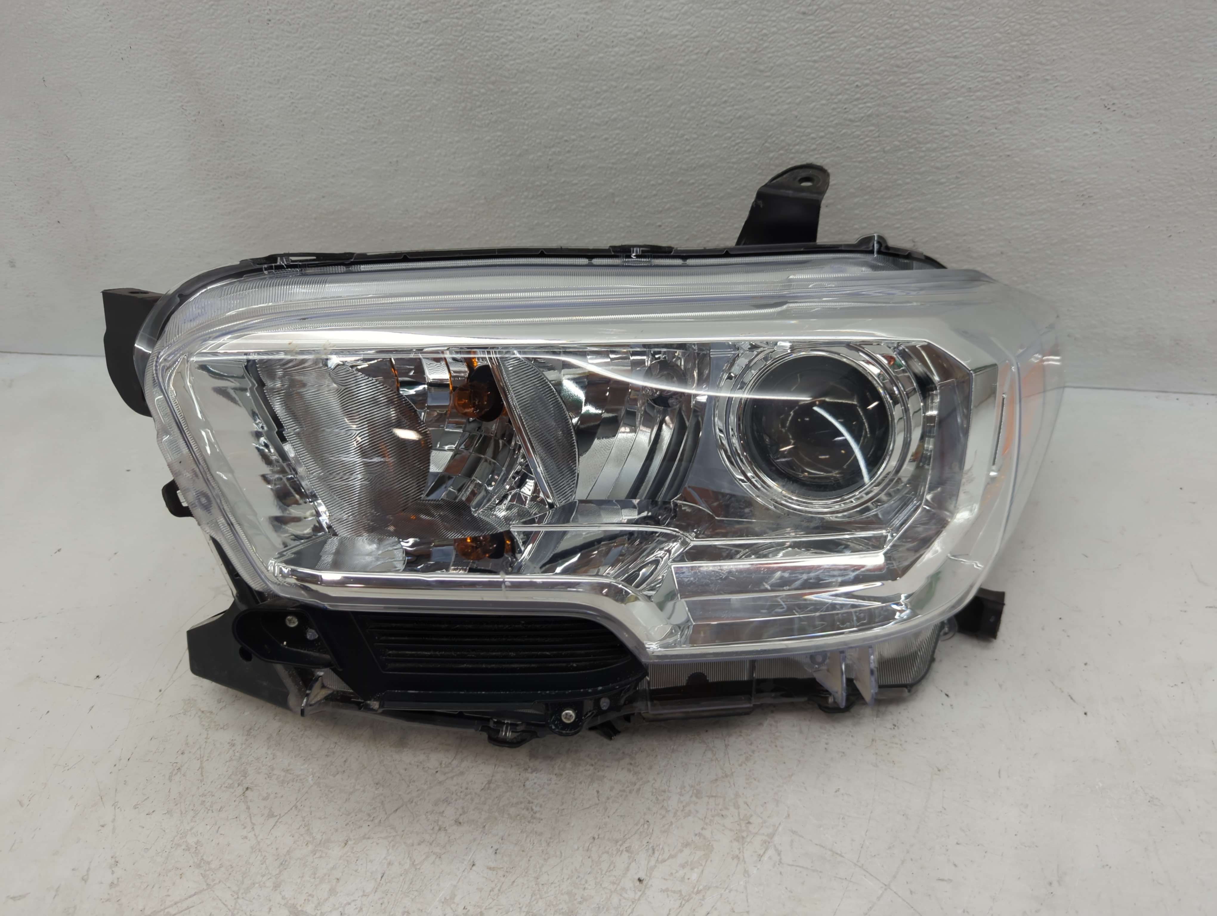 Picture of 2016-2022 Toyota Tacoma Driver Left Oem Head Light Headlight Lamp 1117692