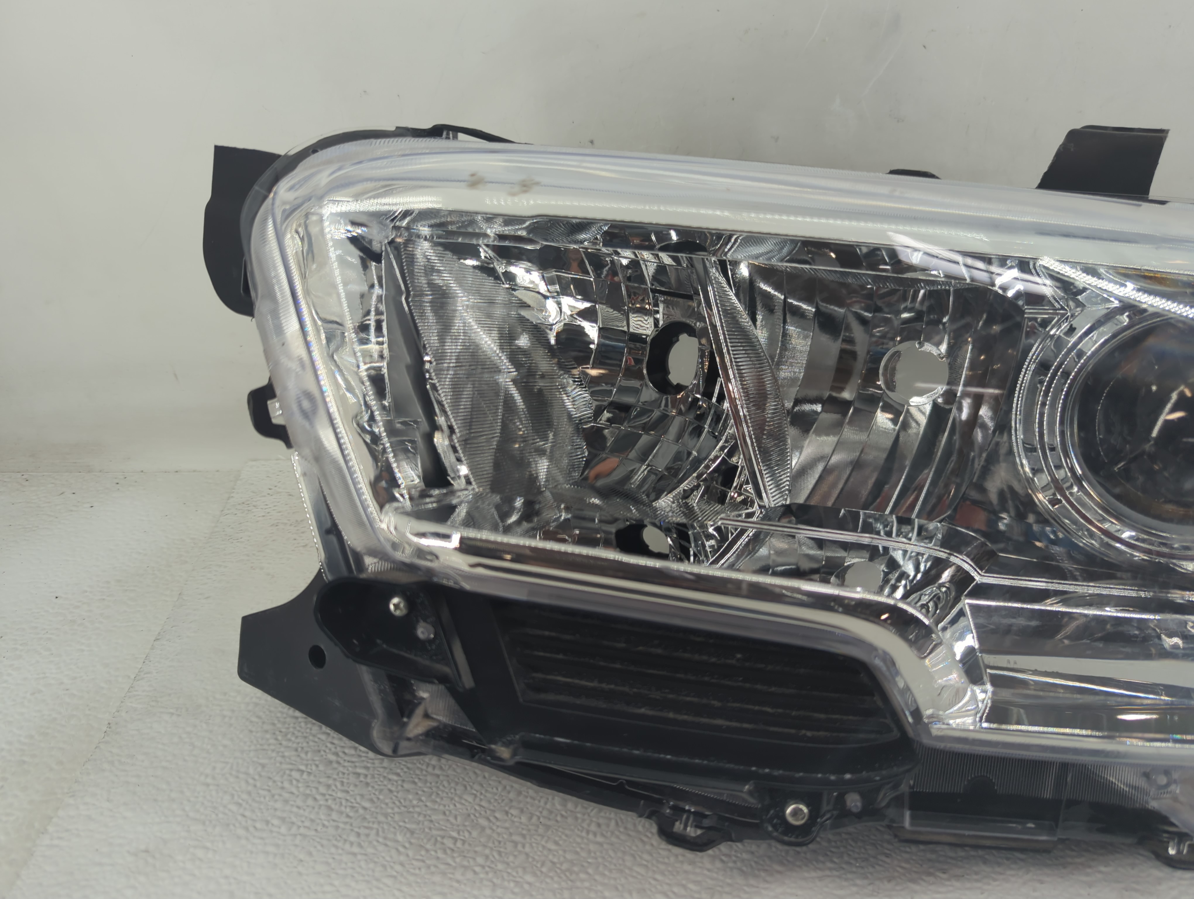 2016-2022 Toyota Tacoma Driver Left Oem Head Light Headlight Lamp 1117692 - Oemusedautoparts1.com