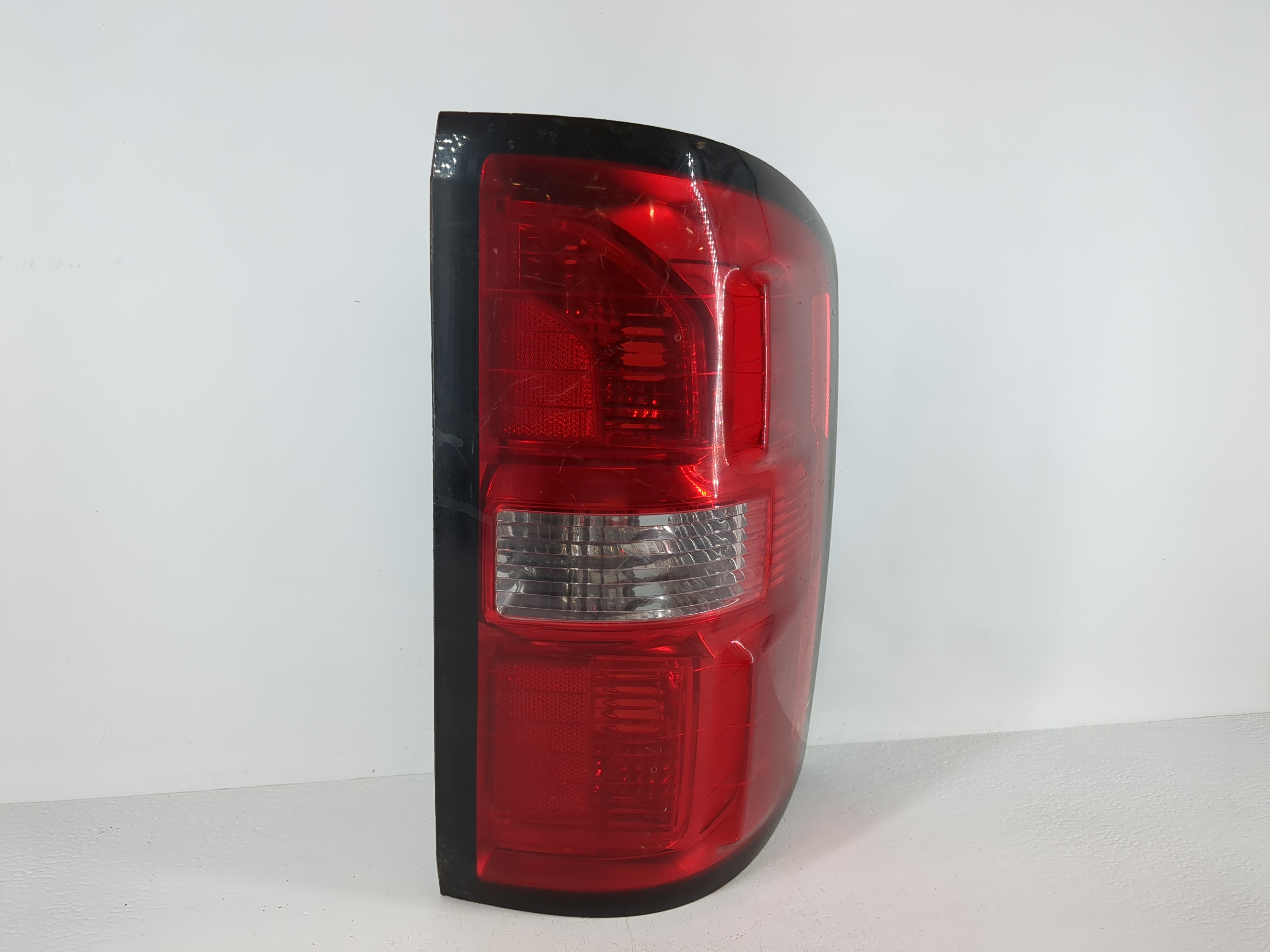 2014-2015 Gmc Sierra 1500 Passenger Right Side Tail Light Taillight Oem 1117935 - Oemusedautoparts1.com