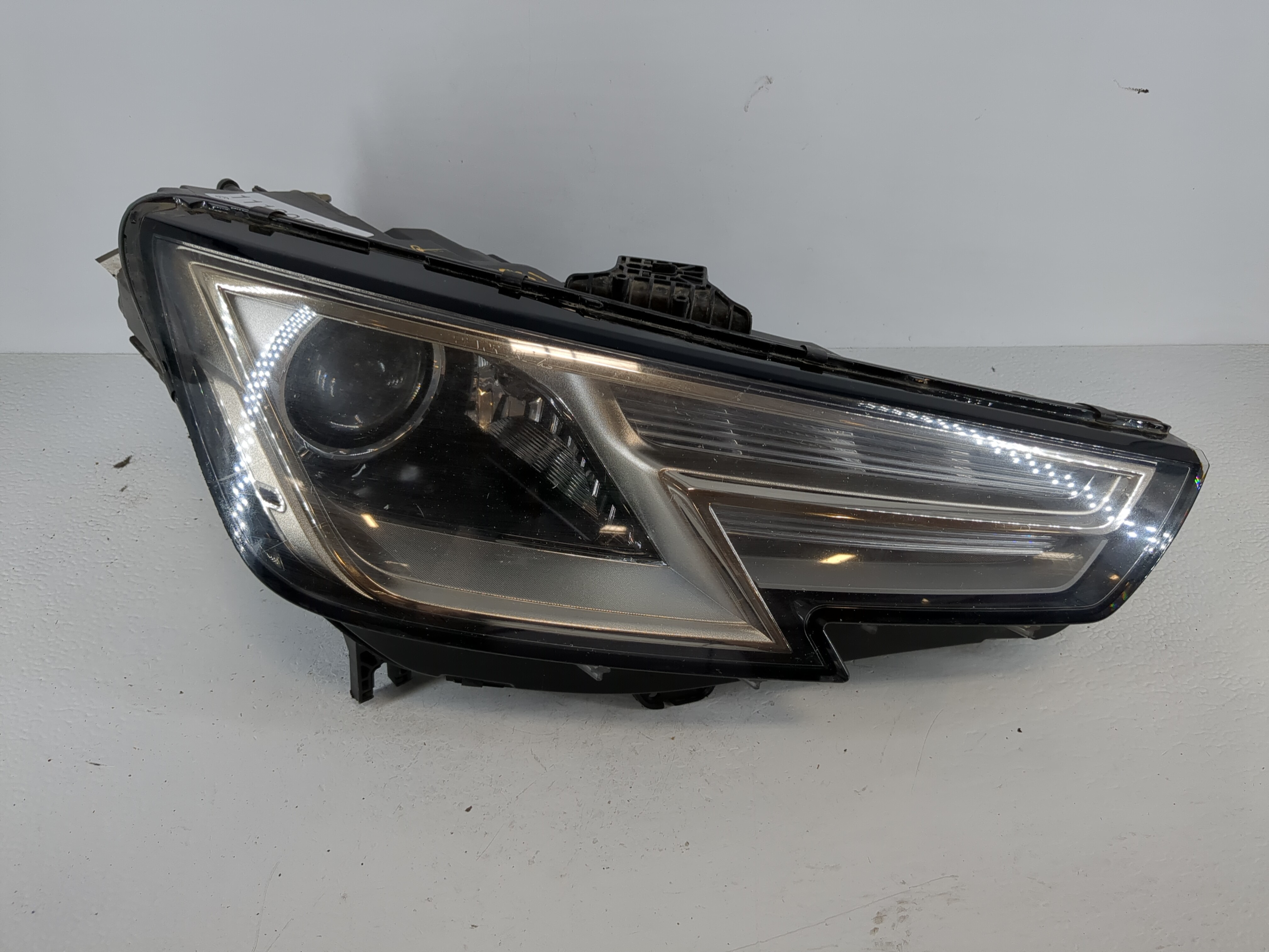 Picture of 2017-2019 Audi A4 Passenger Right Oem Head Light Headlight Lamp 1118059
