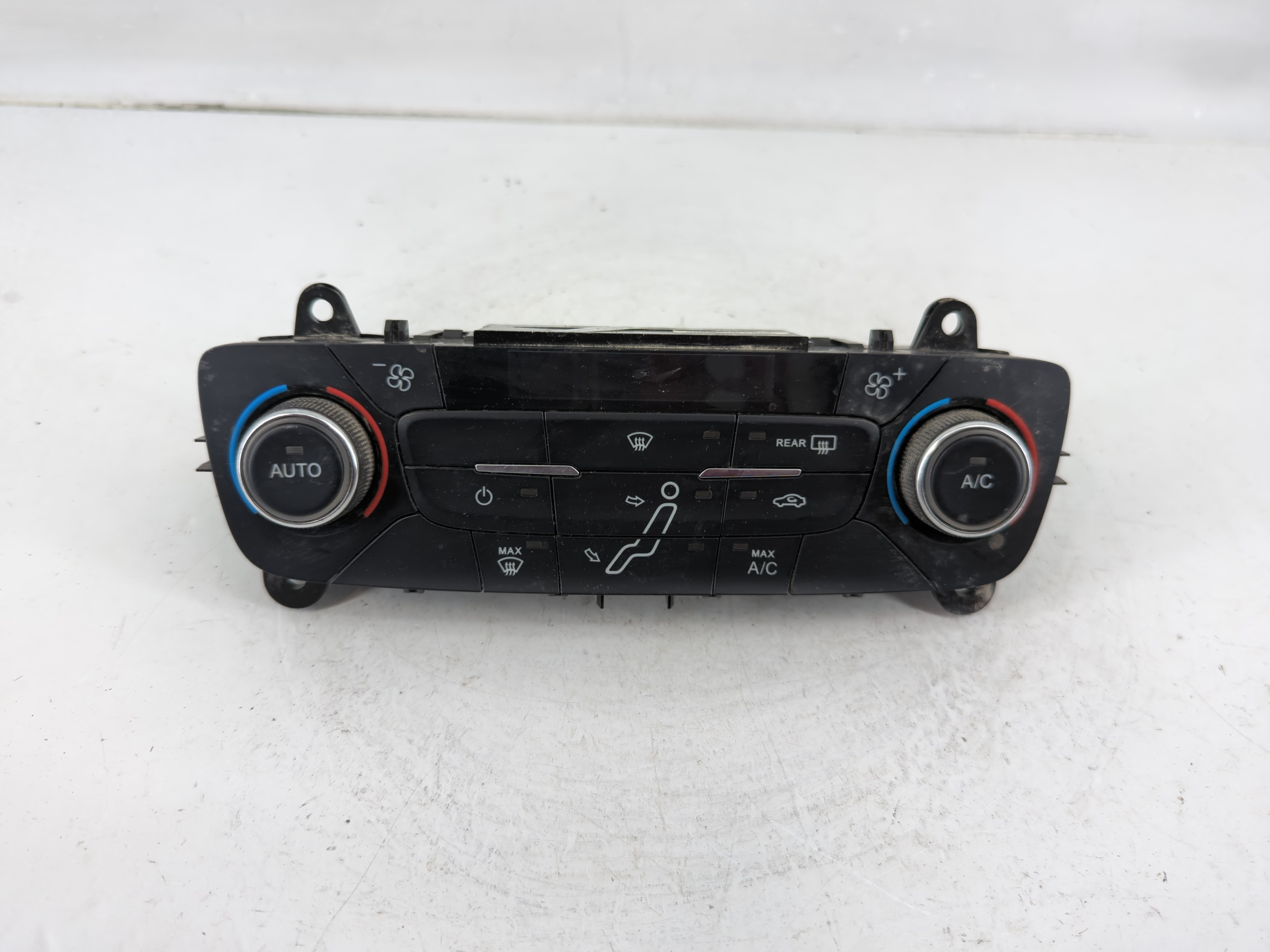 2015-2018 Ford Focus Ac Heater Climate Control F1et-18c612-aj 1118619 - Oemusedautoparts1.com