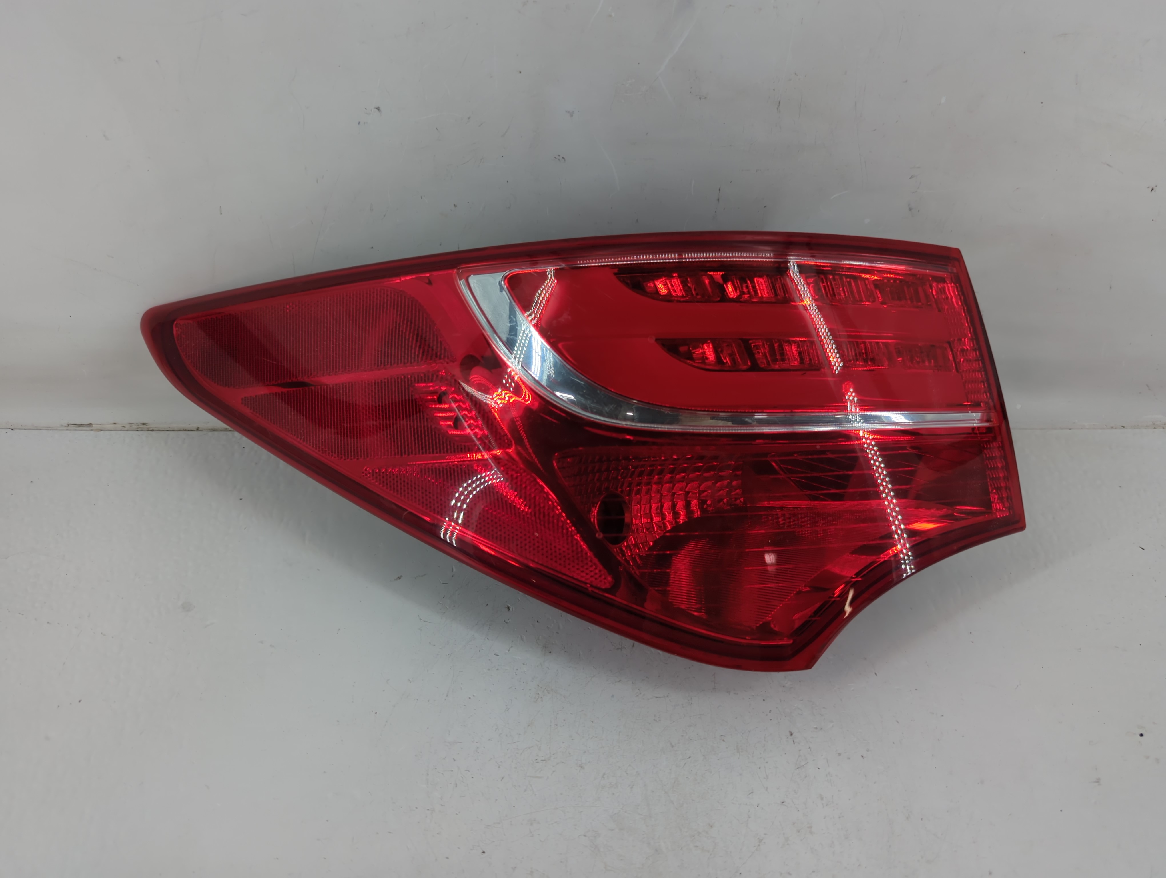 2013-2016 Hyundai Santa Fe Driver Left Side Tail Light Taillight Oem 1119436 - Oemusedautoparts1.com