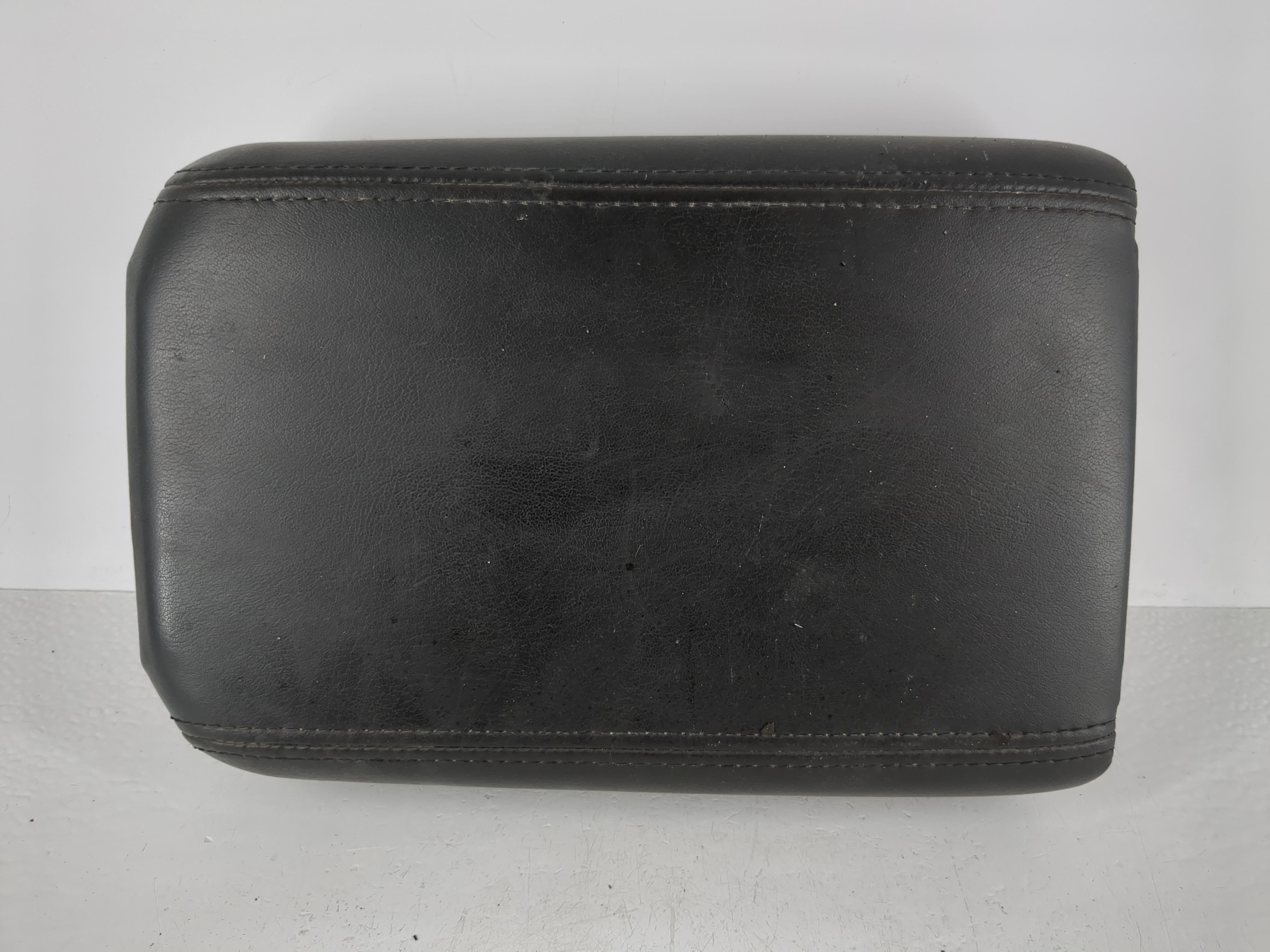 2011 Buick Enclave Center Console Armrest Cover Lid Black 1119445 - Oemusedautoparts1.com
