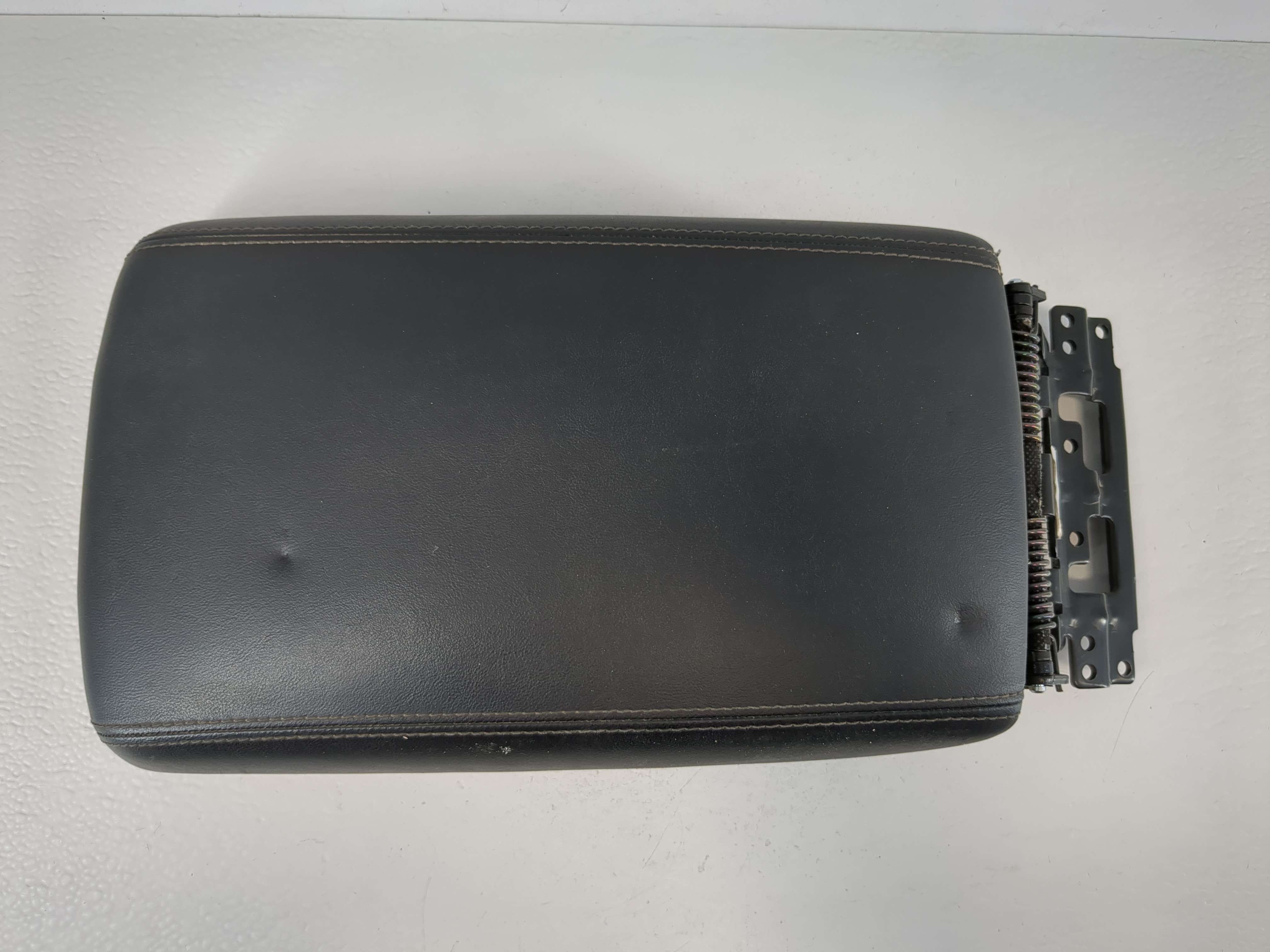 2022 Kia Sorento Center Console Armrest Cover Lid Black 1119448 - Oemusedautoparts1.com