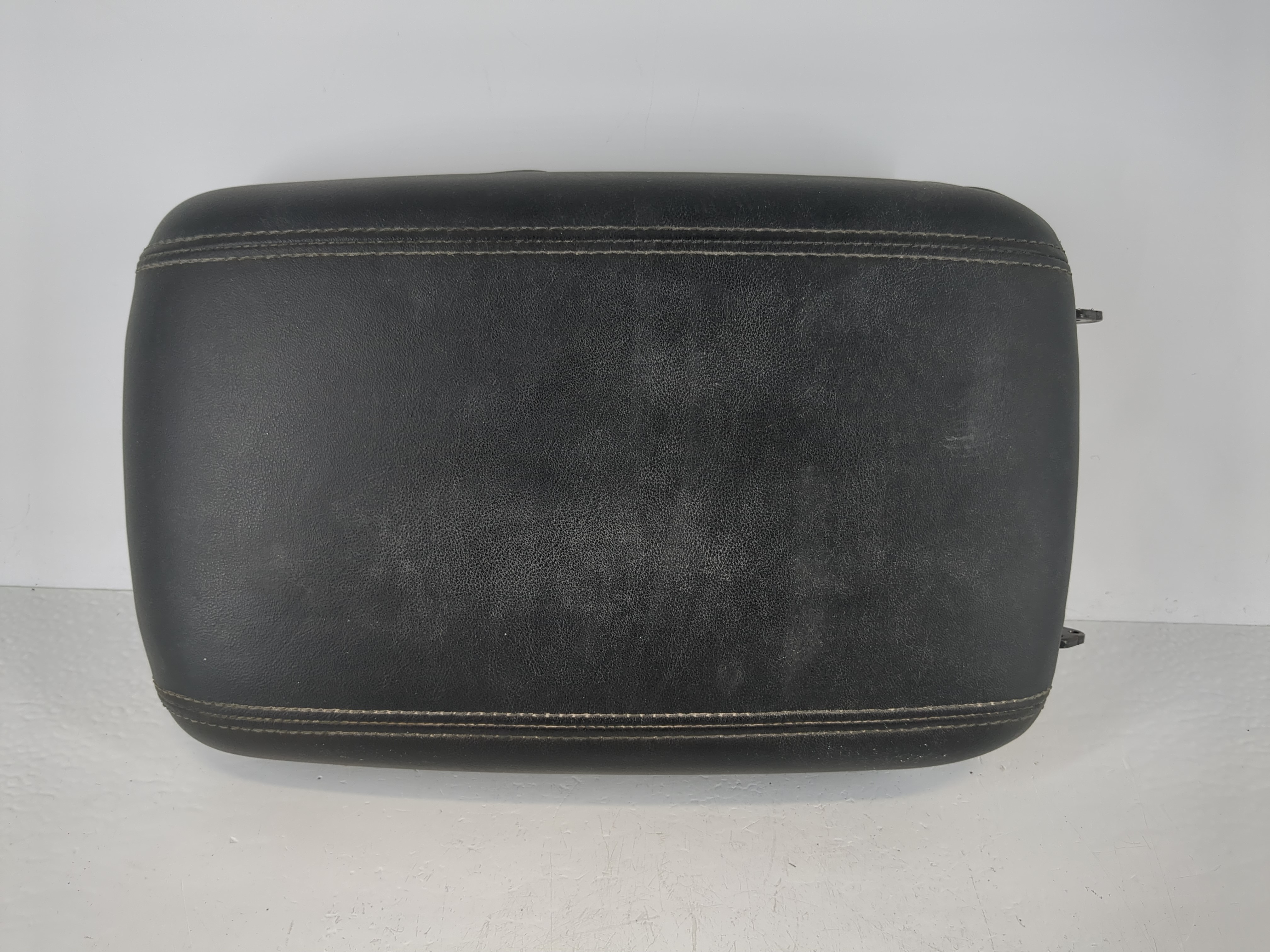 2019-2020 Hyundai Santa Fe Center Console Armrest Cover Lid Black 1119473 - Oemusedautoparts1.com
