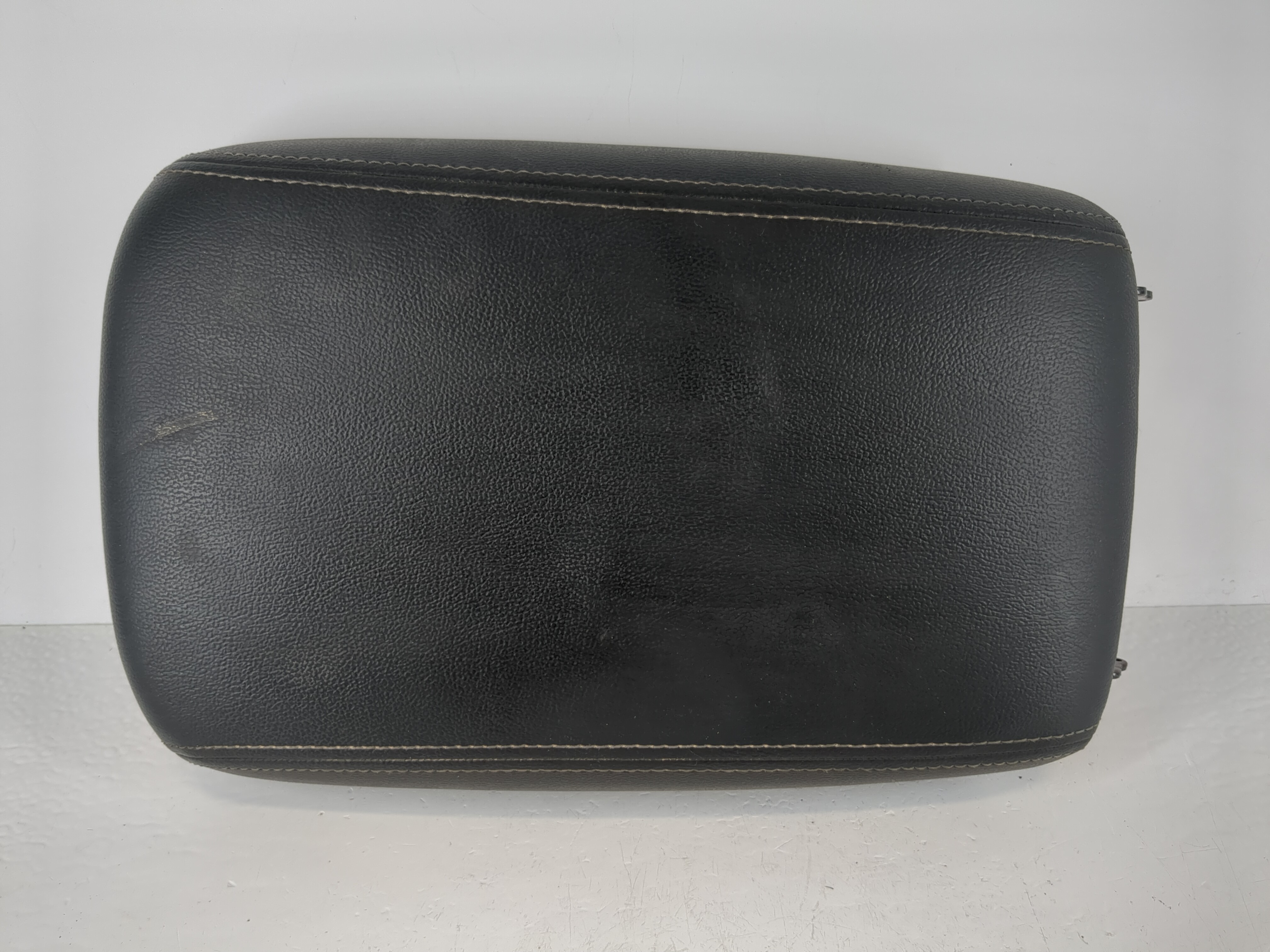 2016-2020 Kia Sorento Center Console Armrest Cover Lid Black 1119475 - Oemusedautoparts1.com