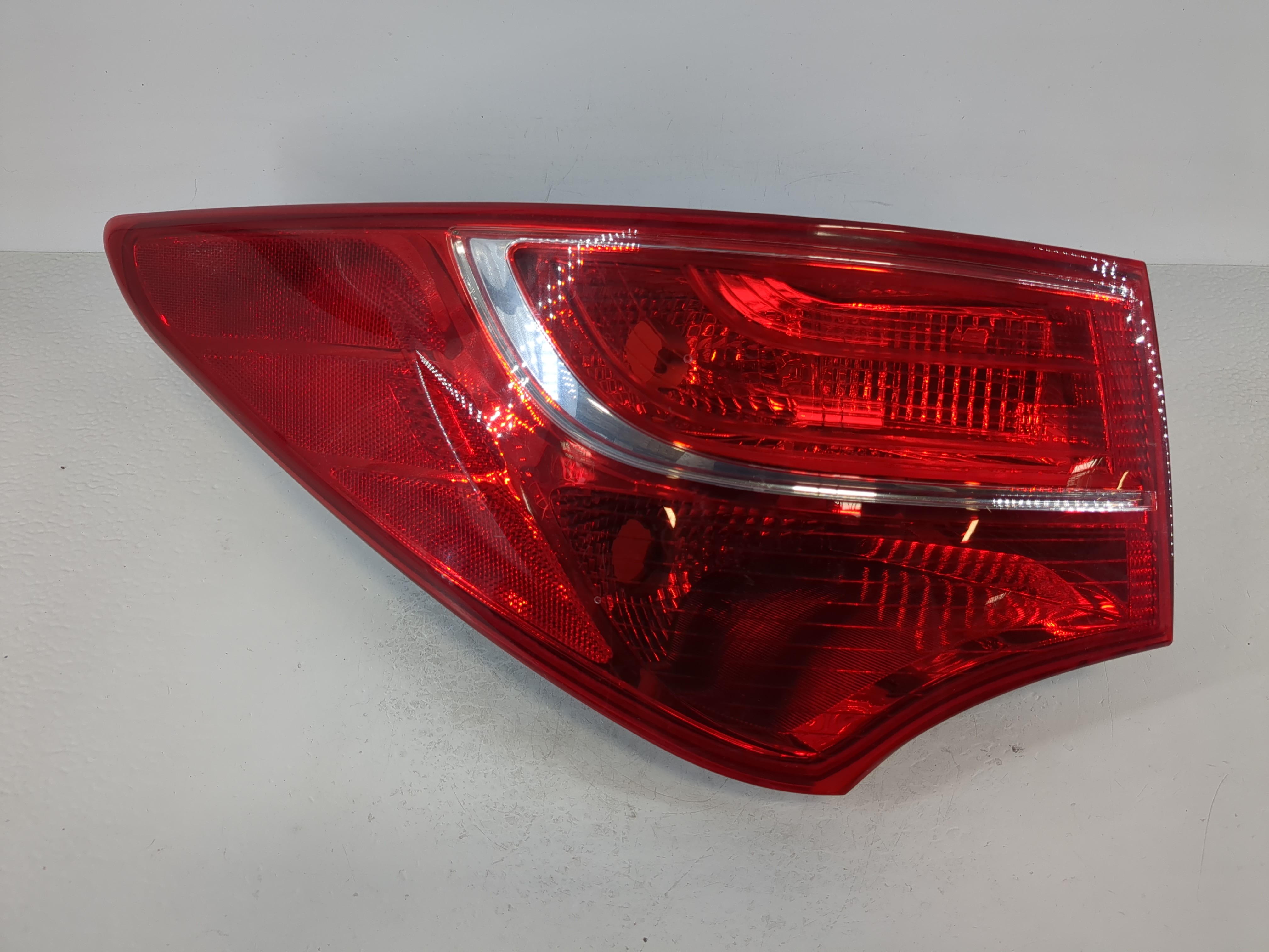 2013-2016 Hyundai Santa Fe Driver Left Side Tail Light Taillight Oem 1119512 - Oemusedautoparts1.com