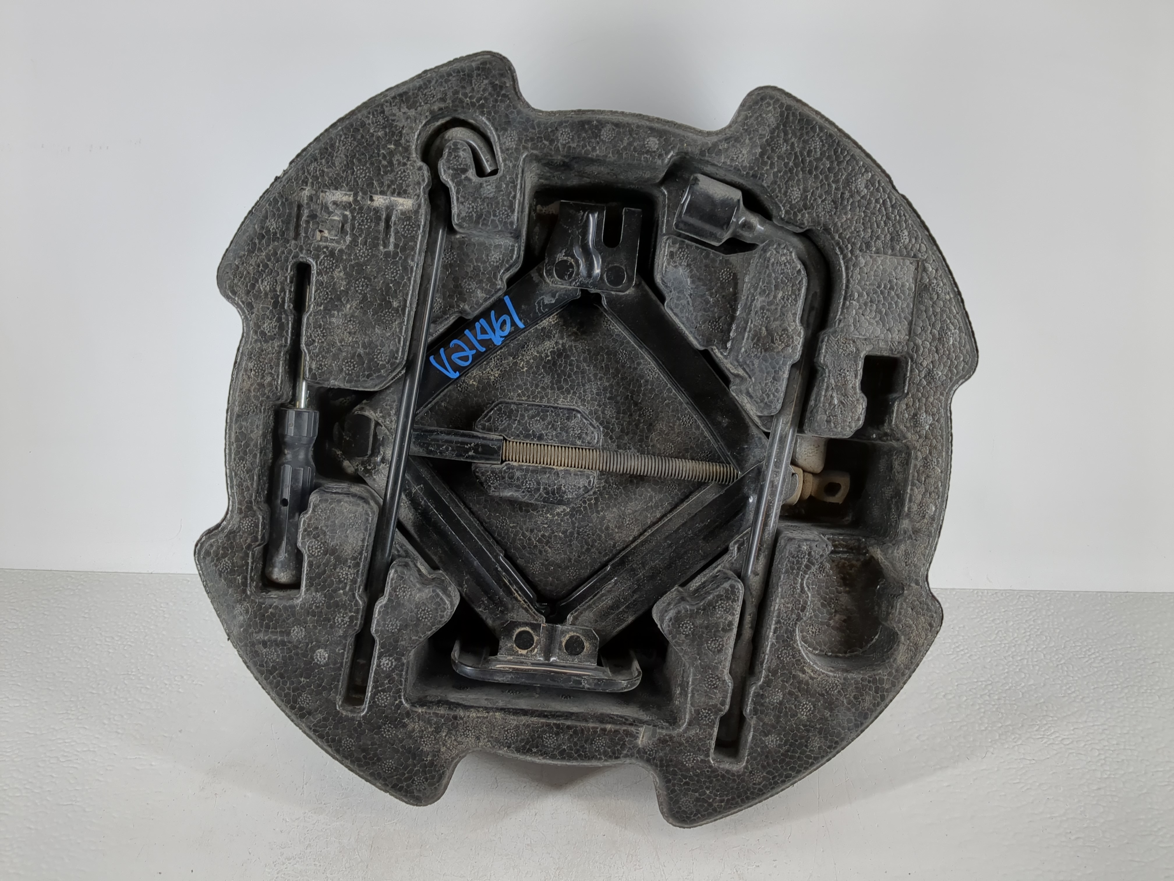 Picture of 2020 Hyundai Elantra Spare Scissor Car Jack 1120599