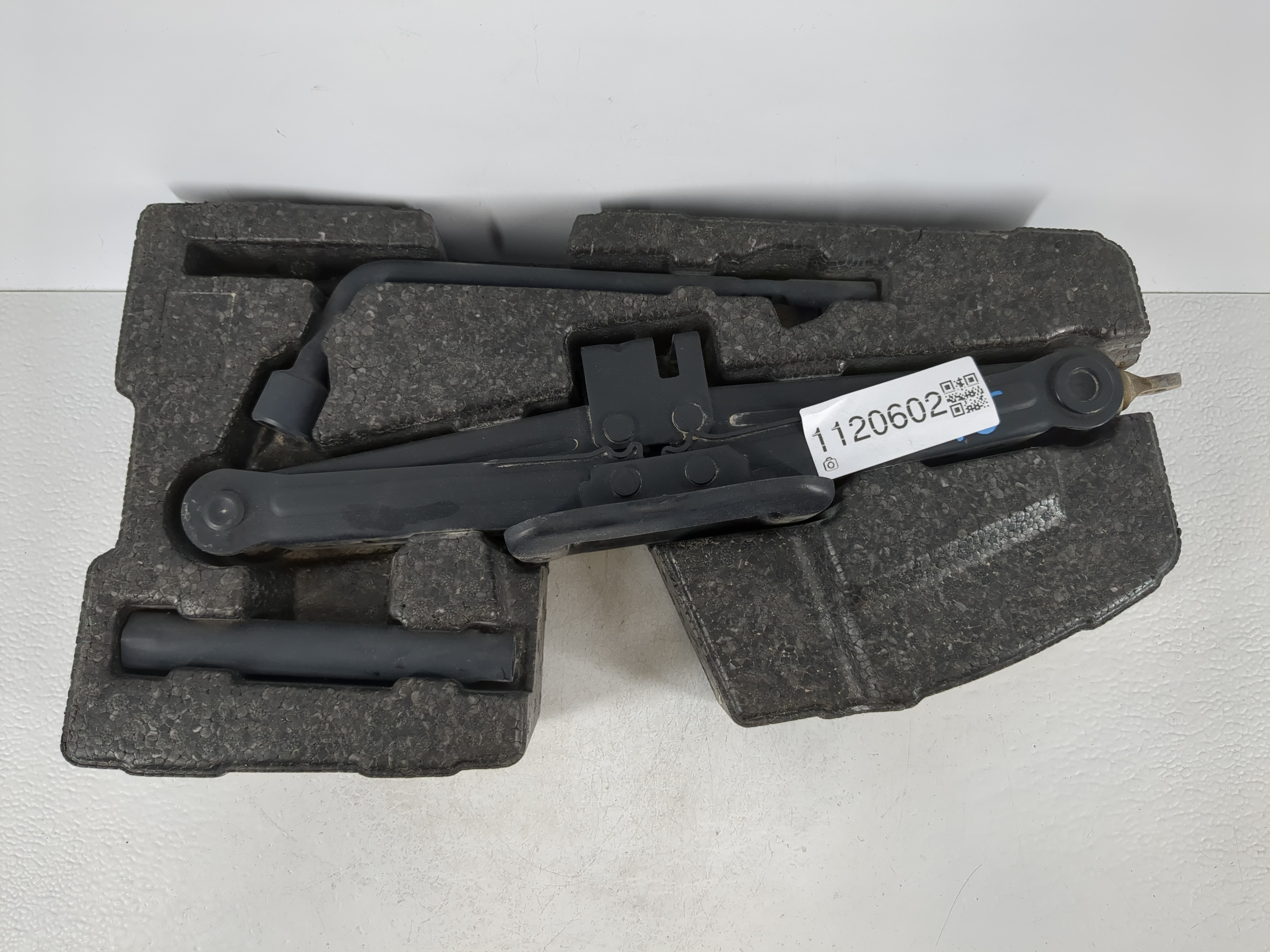 2015 Hyundai Santa Fe Spare Scissor Car Jack 1120602 - Oemusedautoparts1.com