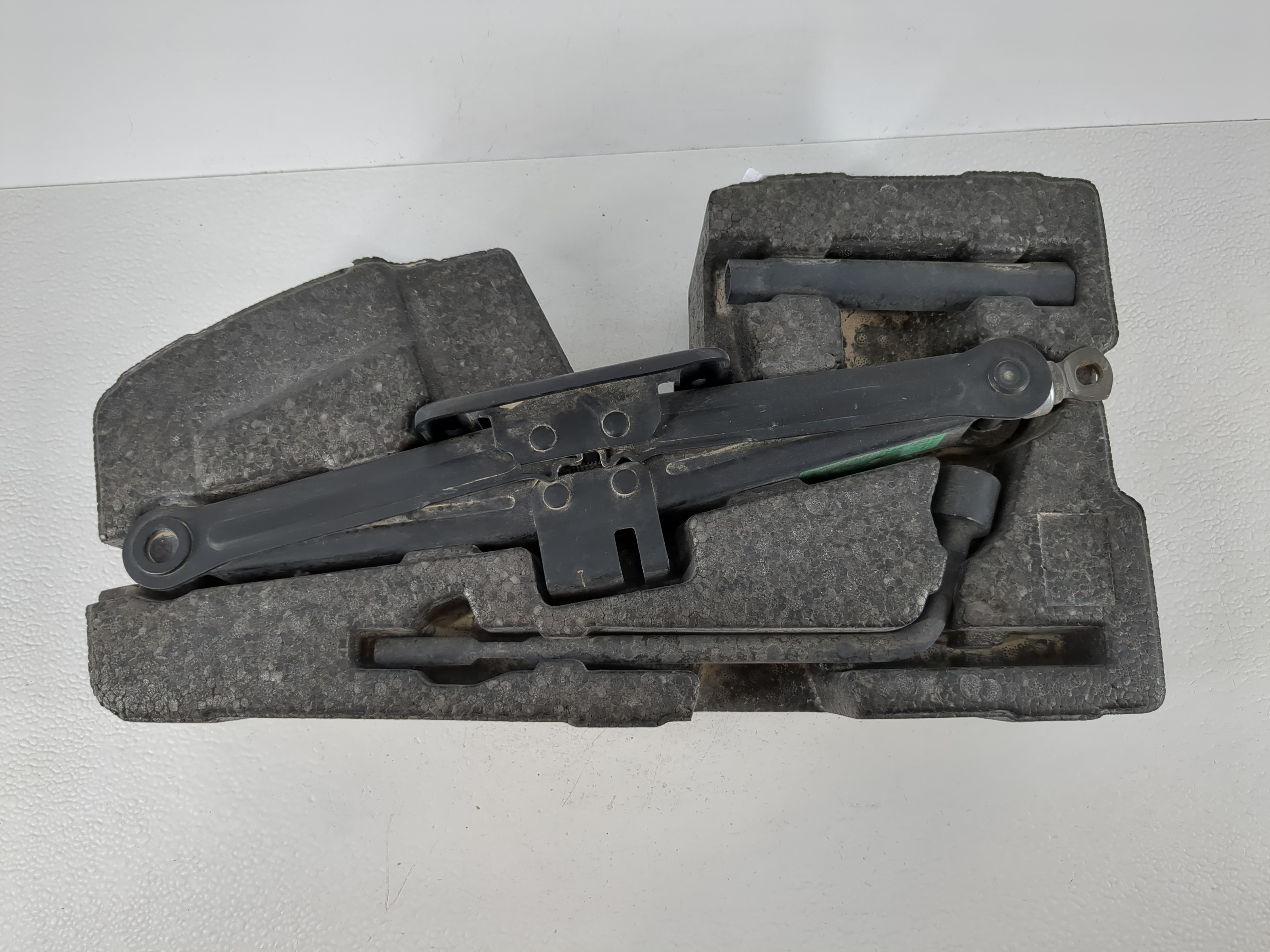 2014 Hyundai Santa Fe Spare Scissor Car Jack 1120632 - Oemusedautoparts1.com