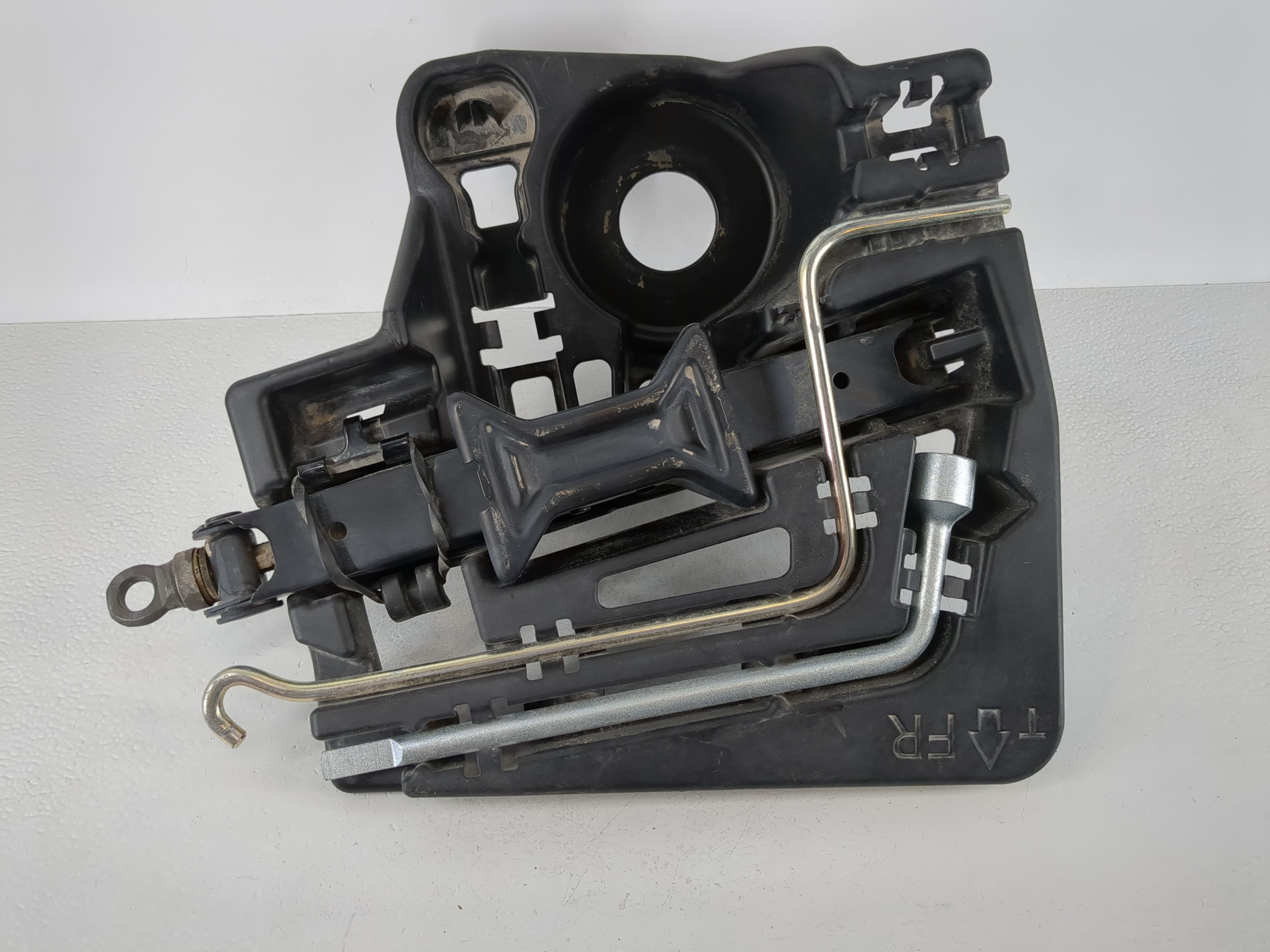 2015 Toyota Prius Spare Scissor Car Jack 1120636 - Oemusedautoparts1.com