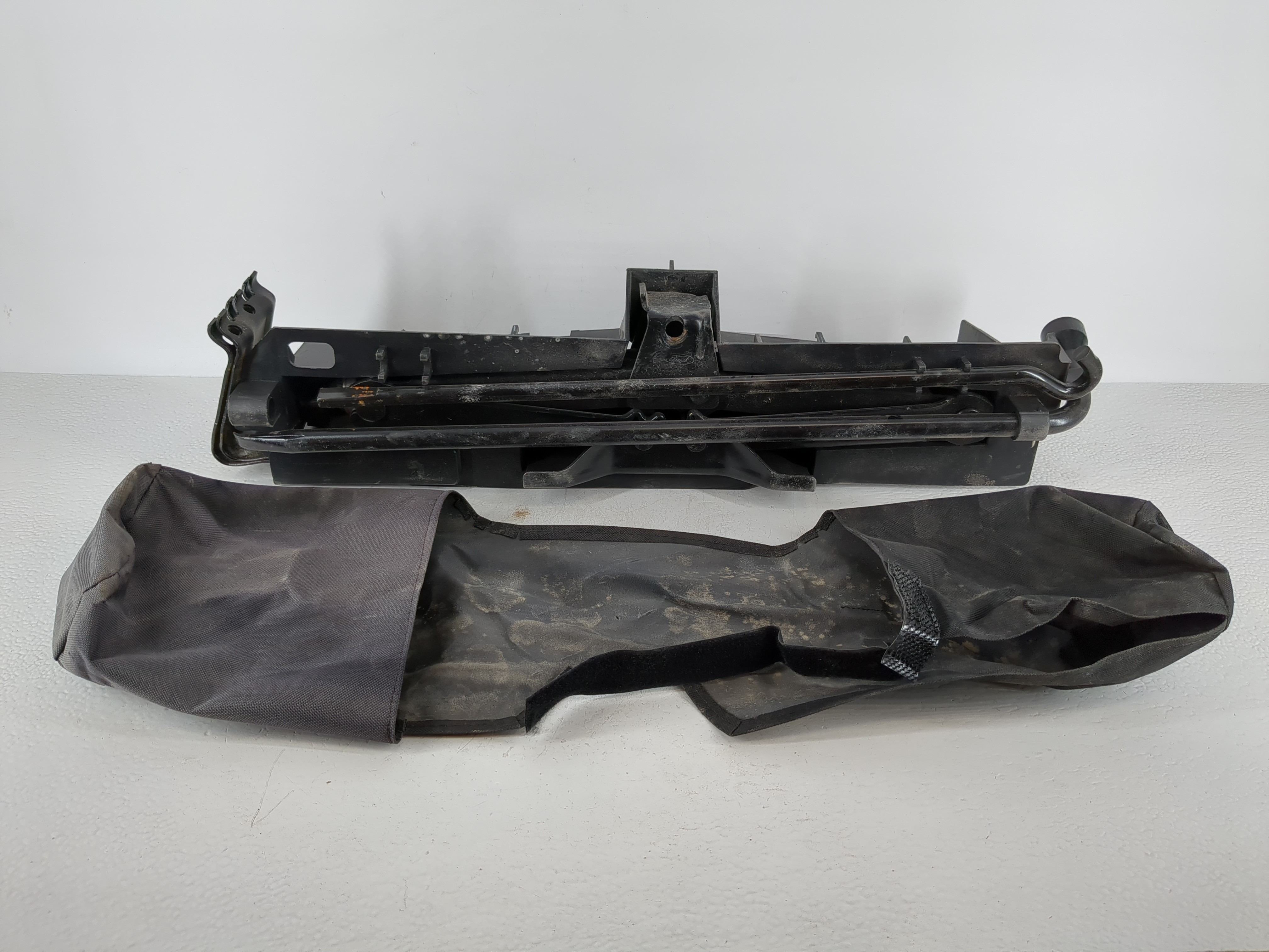 Picture of 2014 Lincoln Navigator Spare Scissor Car Jack 1120642
