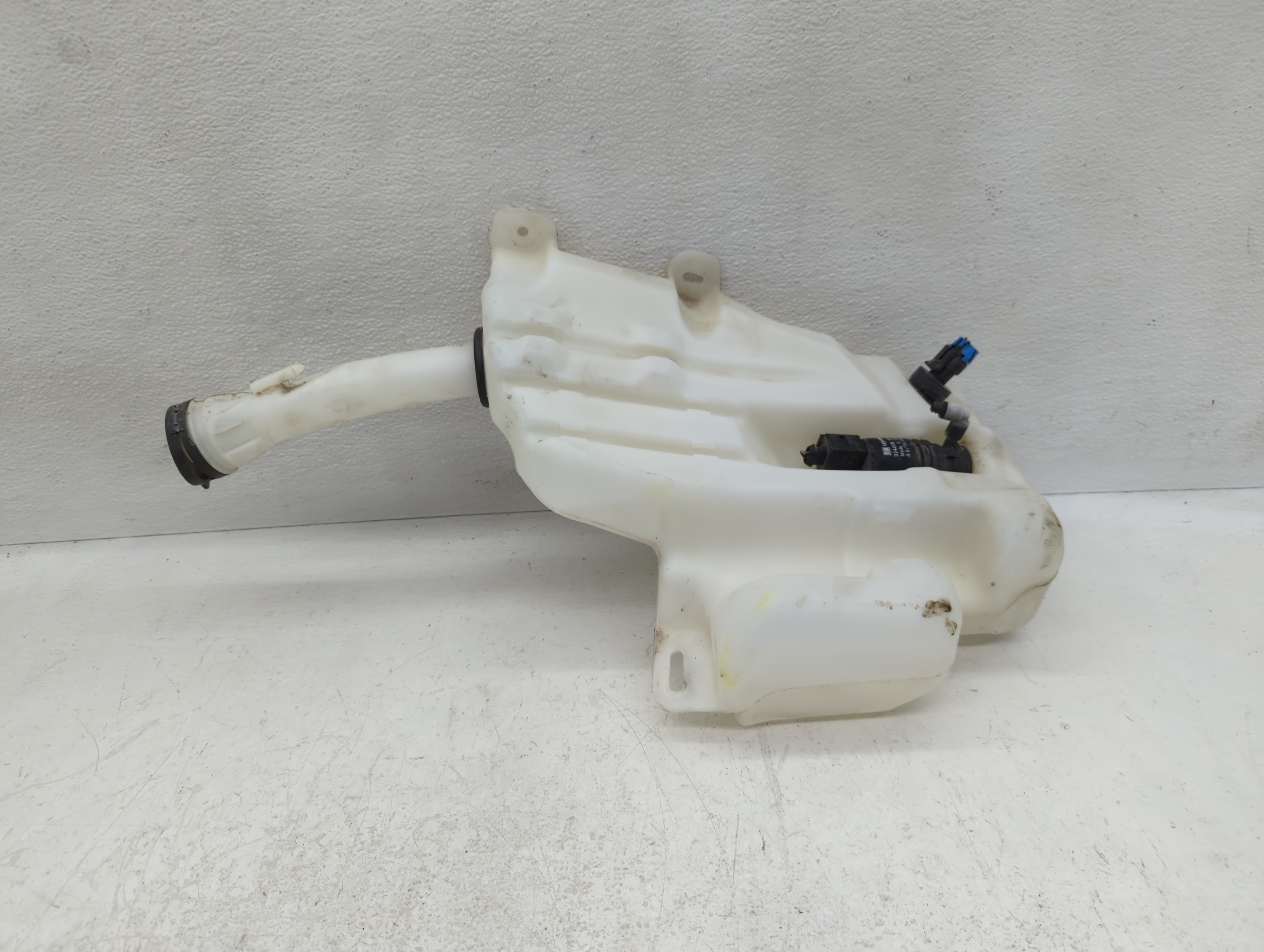 2010-2016 Buick Lacrosse Windshield Washer Fluid Reservoir Bottle Oem 1121267 - Oemusedautoparts1.com