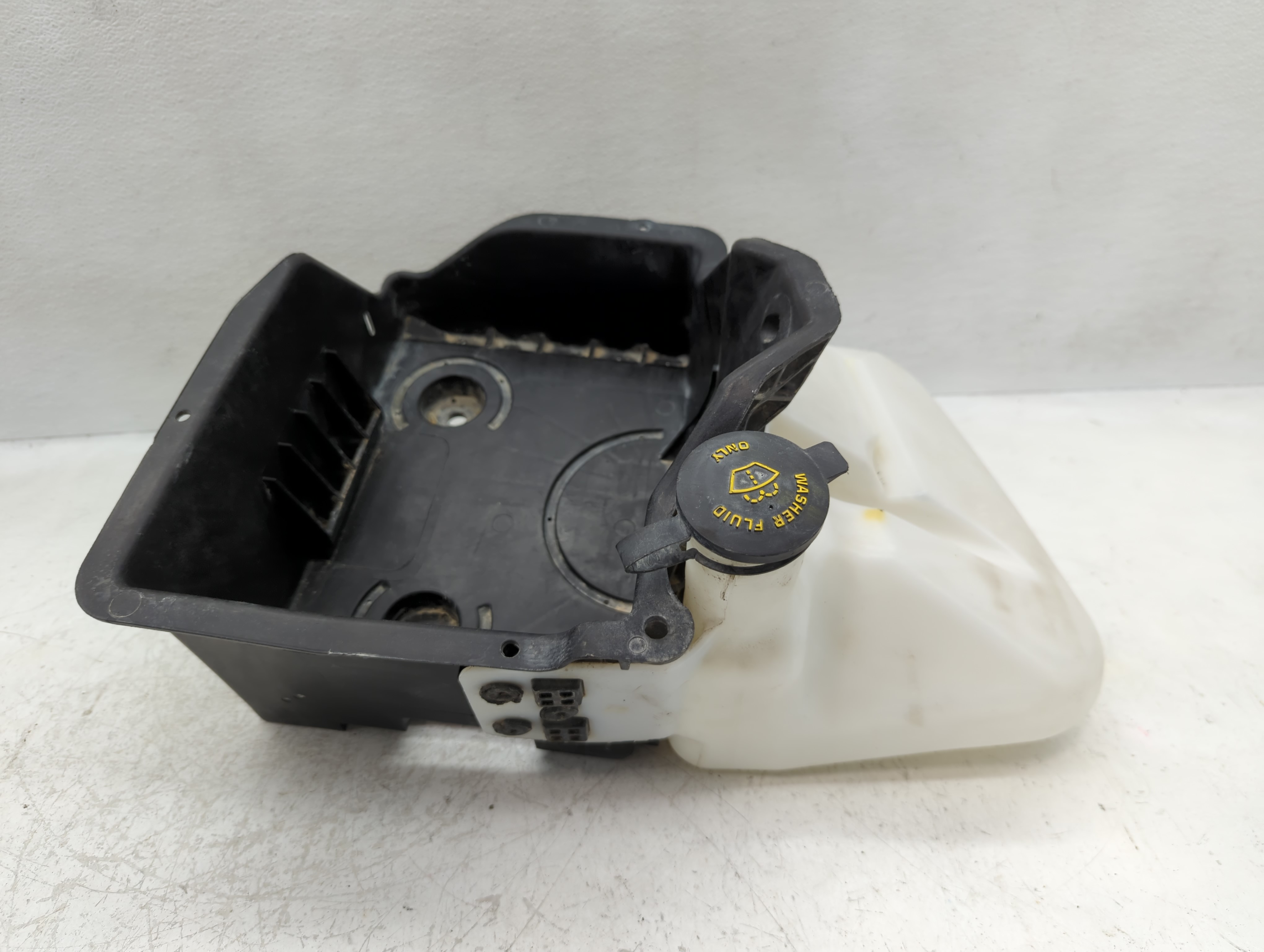 Lincoln Navigator Windshield Washer Fluid Reservoir Bottle Oem 1122189 - Oemusedautoparts1.com
